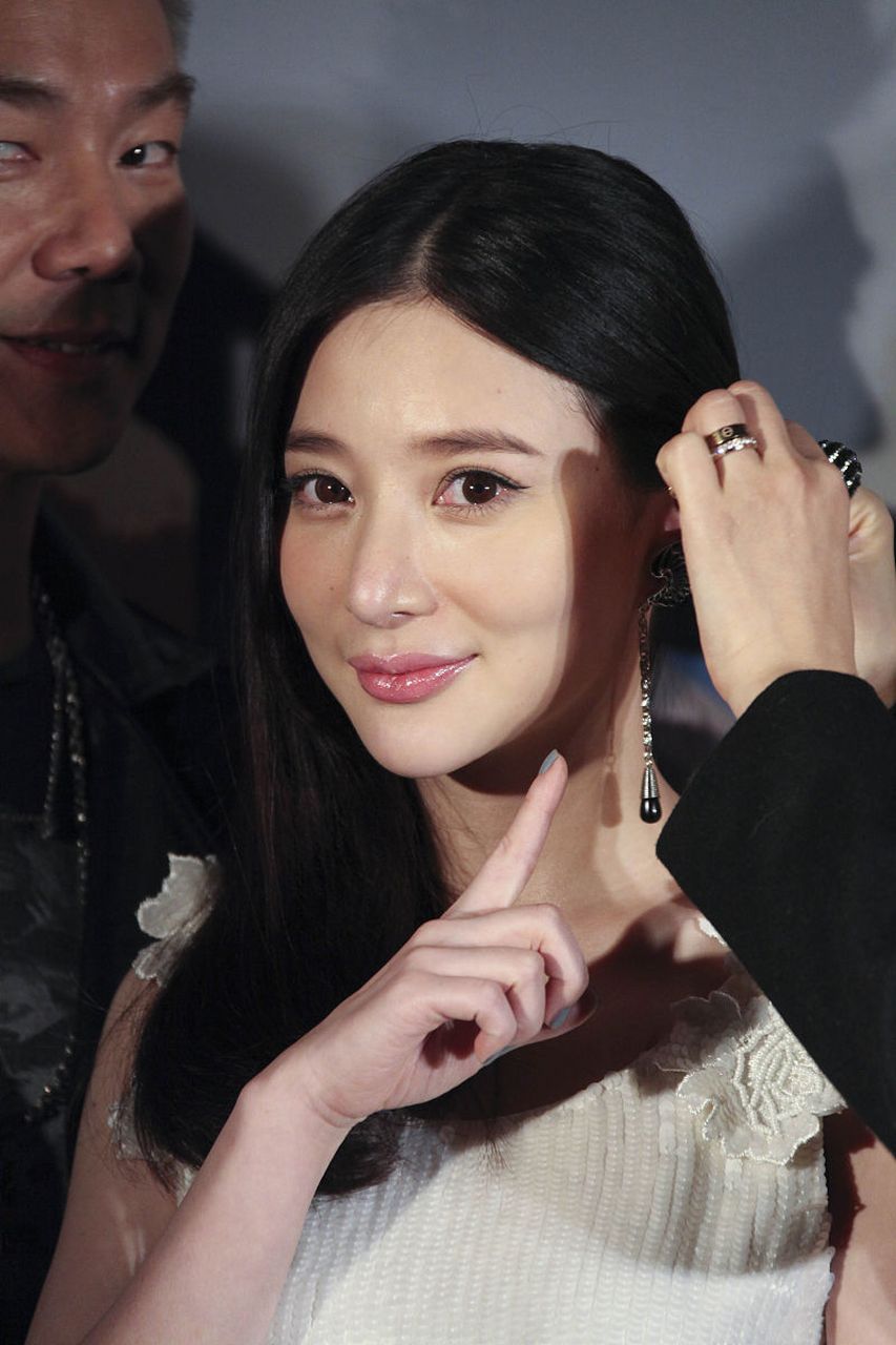 熊乃瑾:审美力真强,简约时髦穿搭凸显身材,可惜脸变大让人难以认出