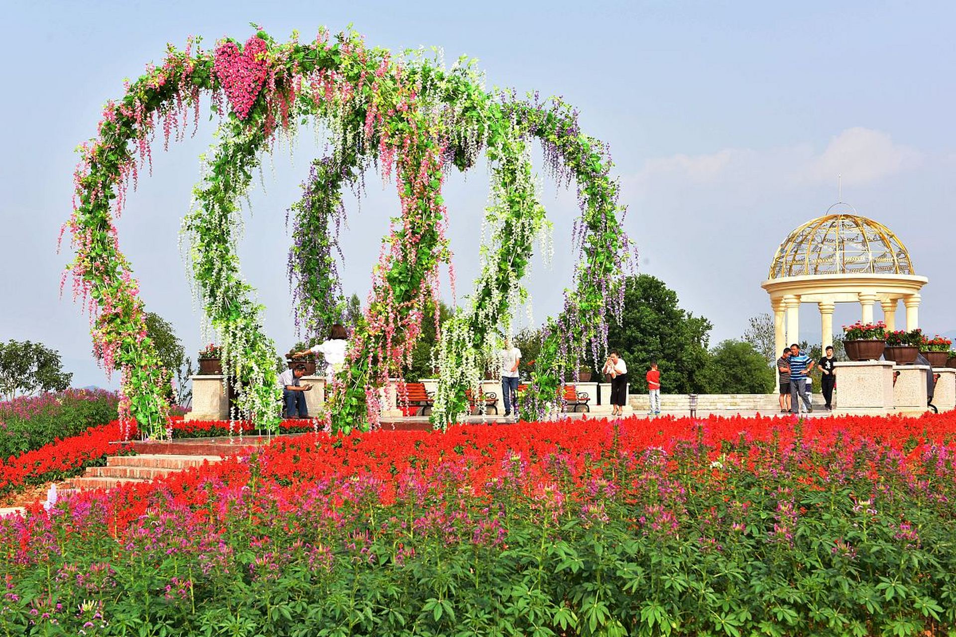 漫花庄园景区以其绚丽多彩的"花海乐园"为特色,引领游客"乐享花生活"