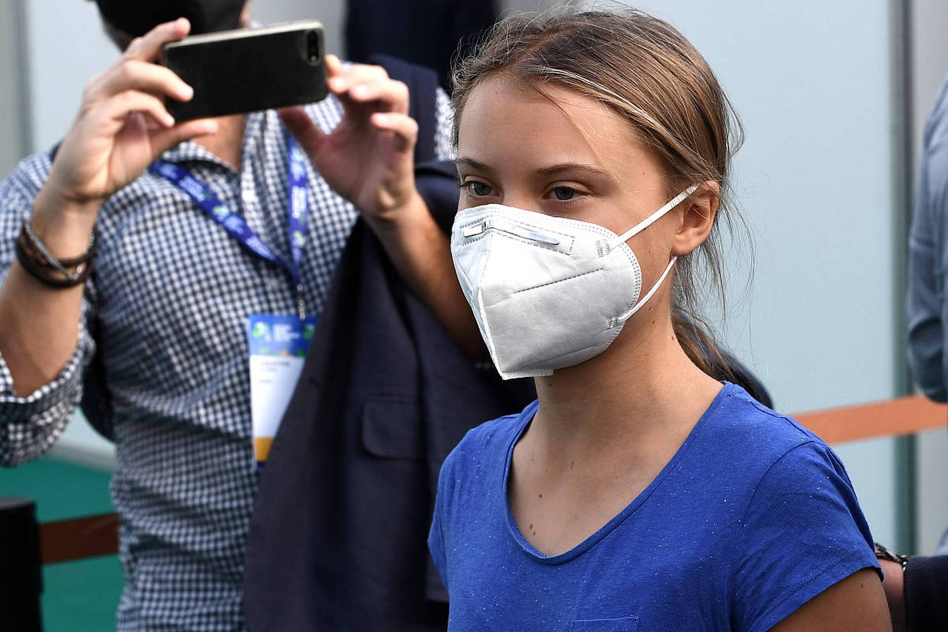 有个美少女叫格蕾塔·通贝里,瑞典人,今年17岁,本来是个中学生,突然就