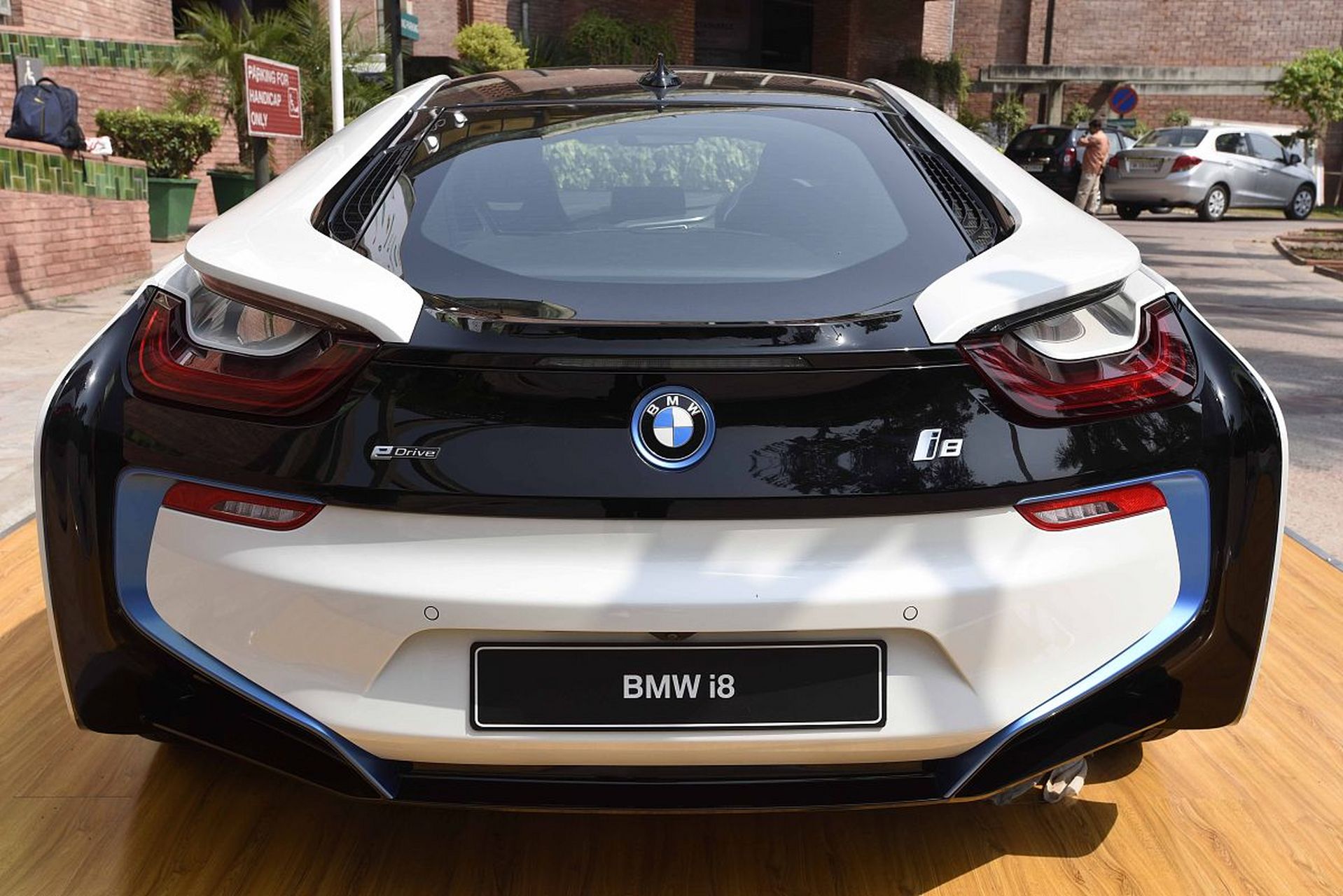 宝马i8是一款备受欢迎的混合动力超级跑车,以其卓越的性能,引人入胜的