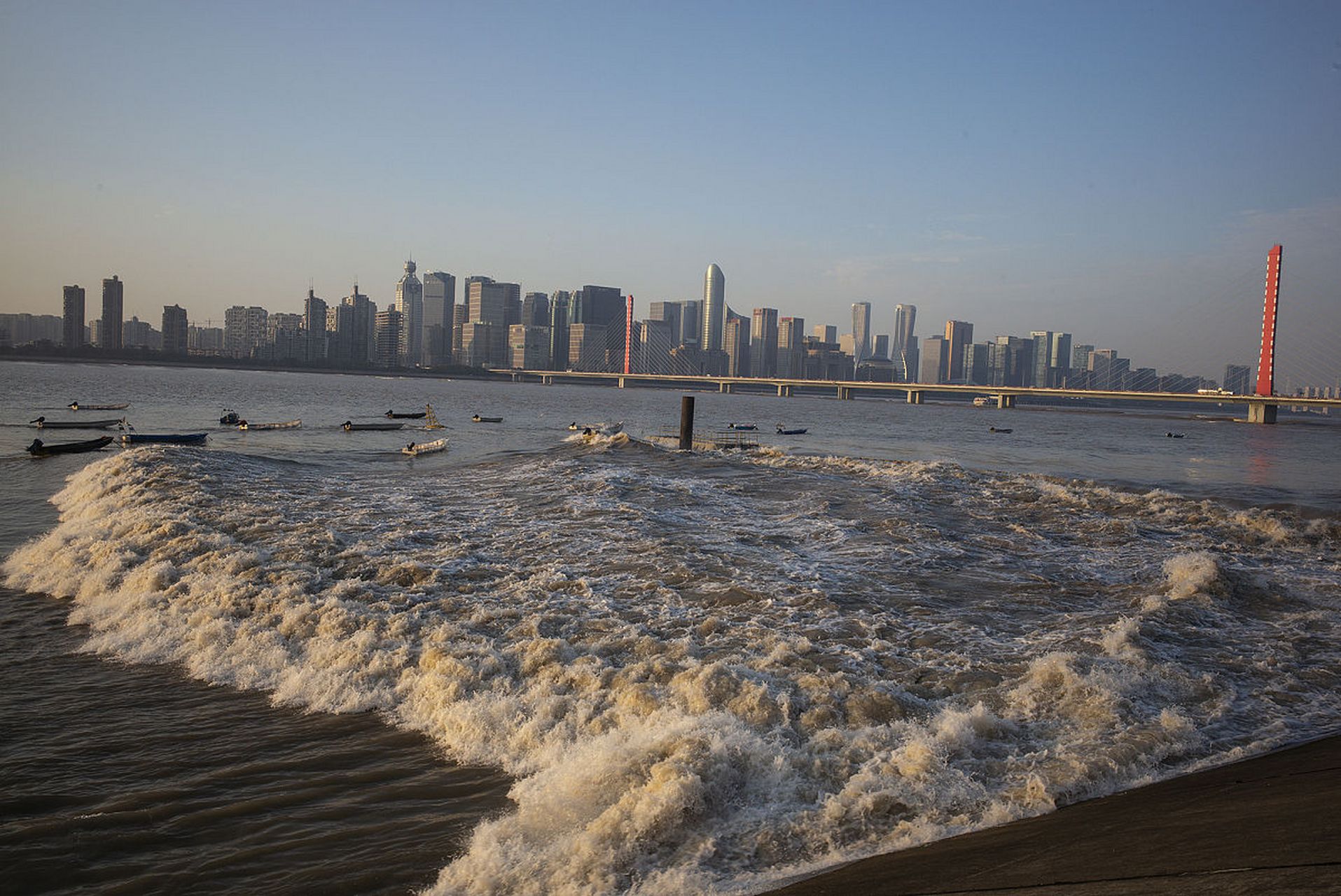 亚运fun体验# 钱塘江大潮:壮观的自然奇观 钱塘江大潮是杭州著名的