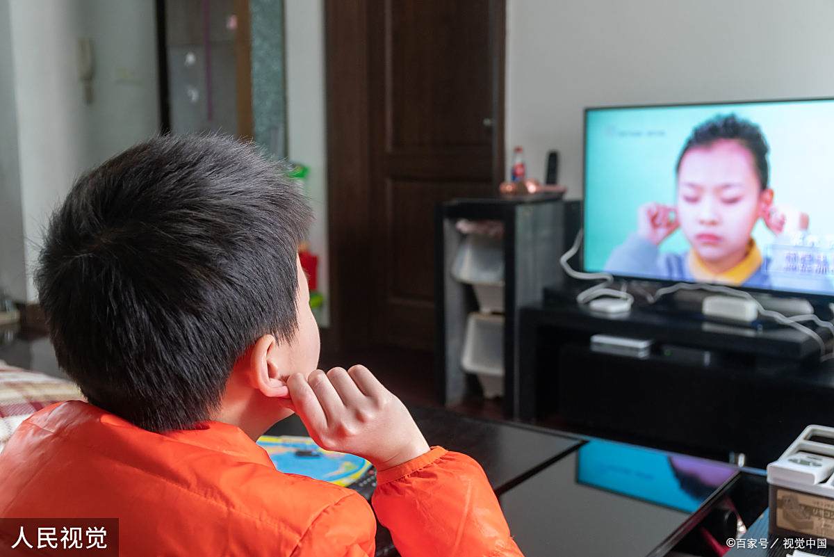 关灯看电视对眼睛的伤害有多大?