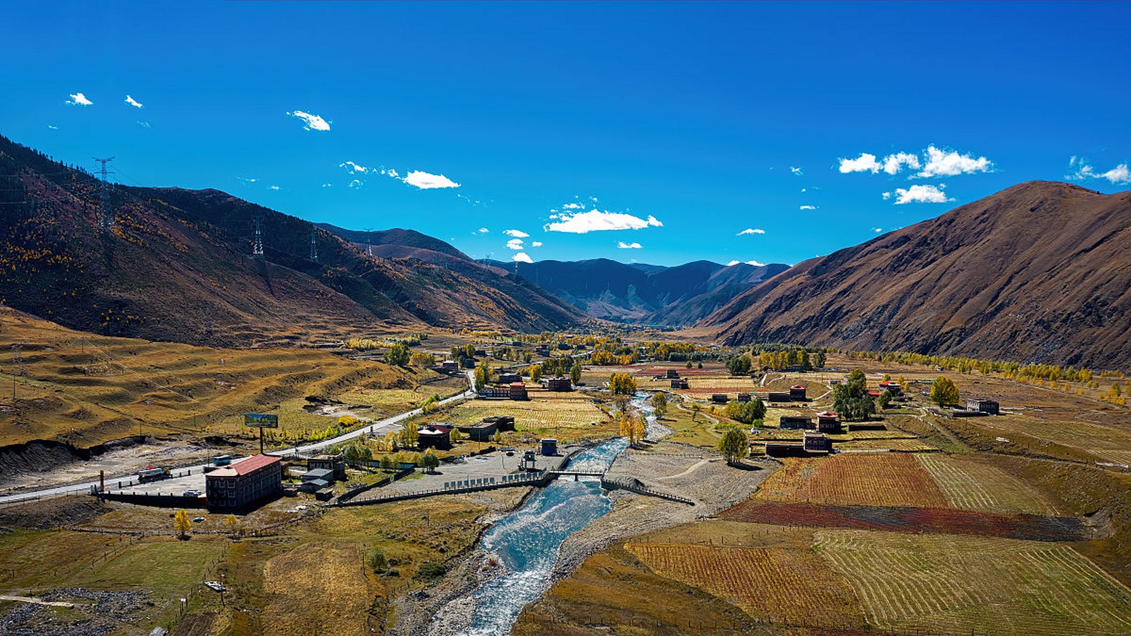 新都桥镇位于康定县西面75公里的县城,是五个小城镇