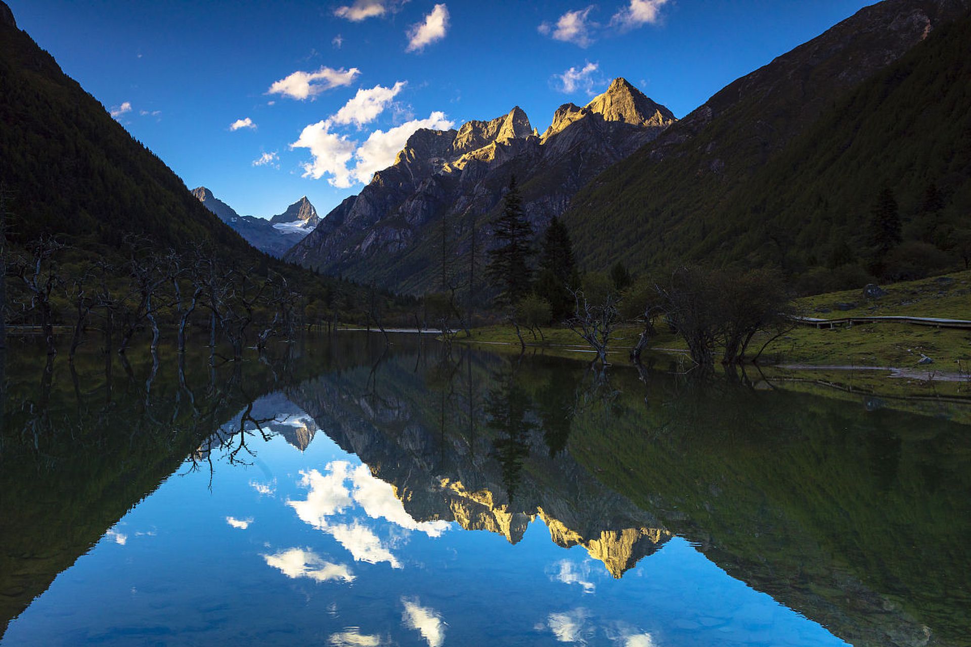 国内文旅# 夏天一定要去一次四姑娘山,这里的风景能治愈人心.