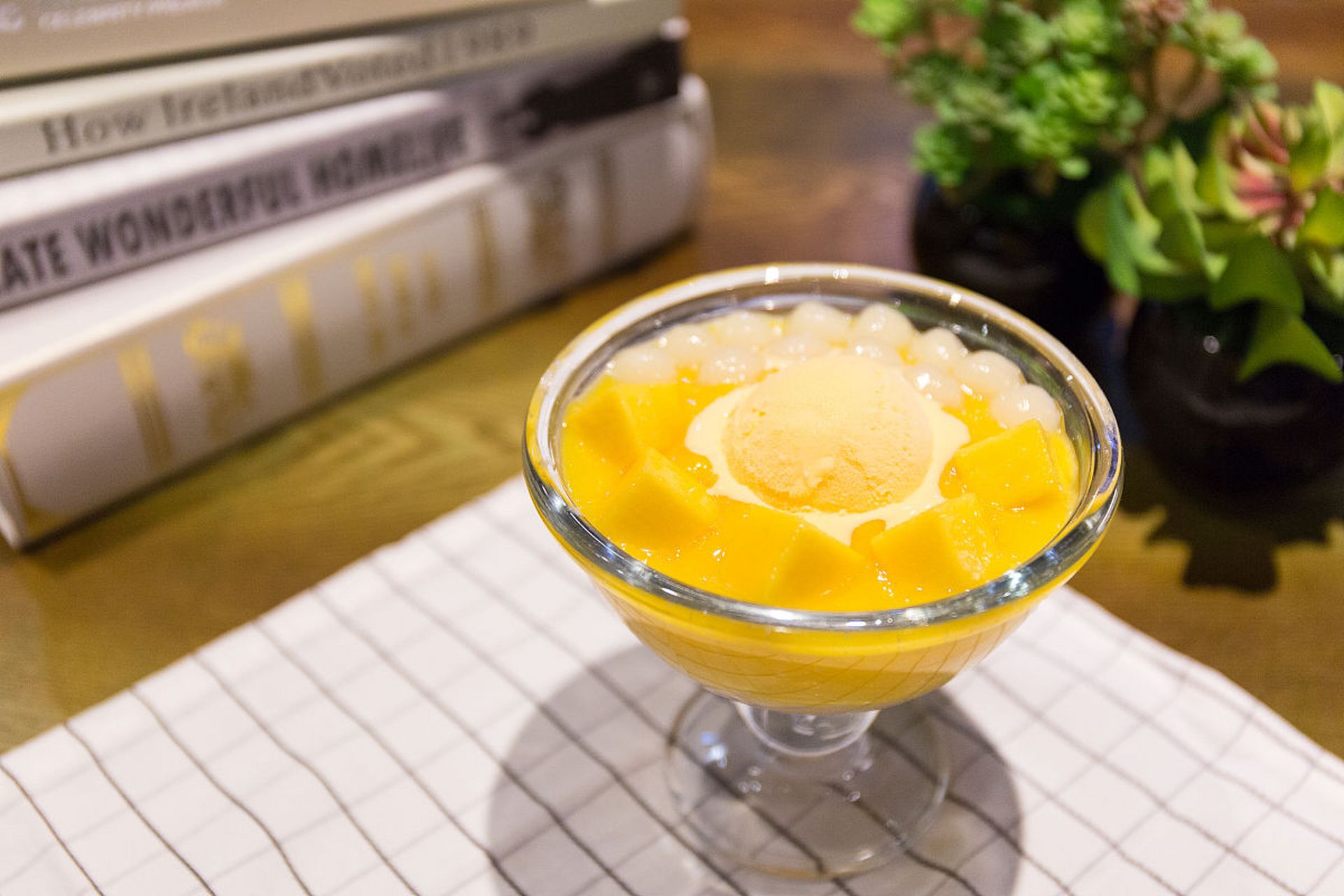 多芒小丸子是一道由芒果和小丸子组成的甜品,适合产妇食用.制作需准备