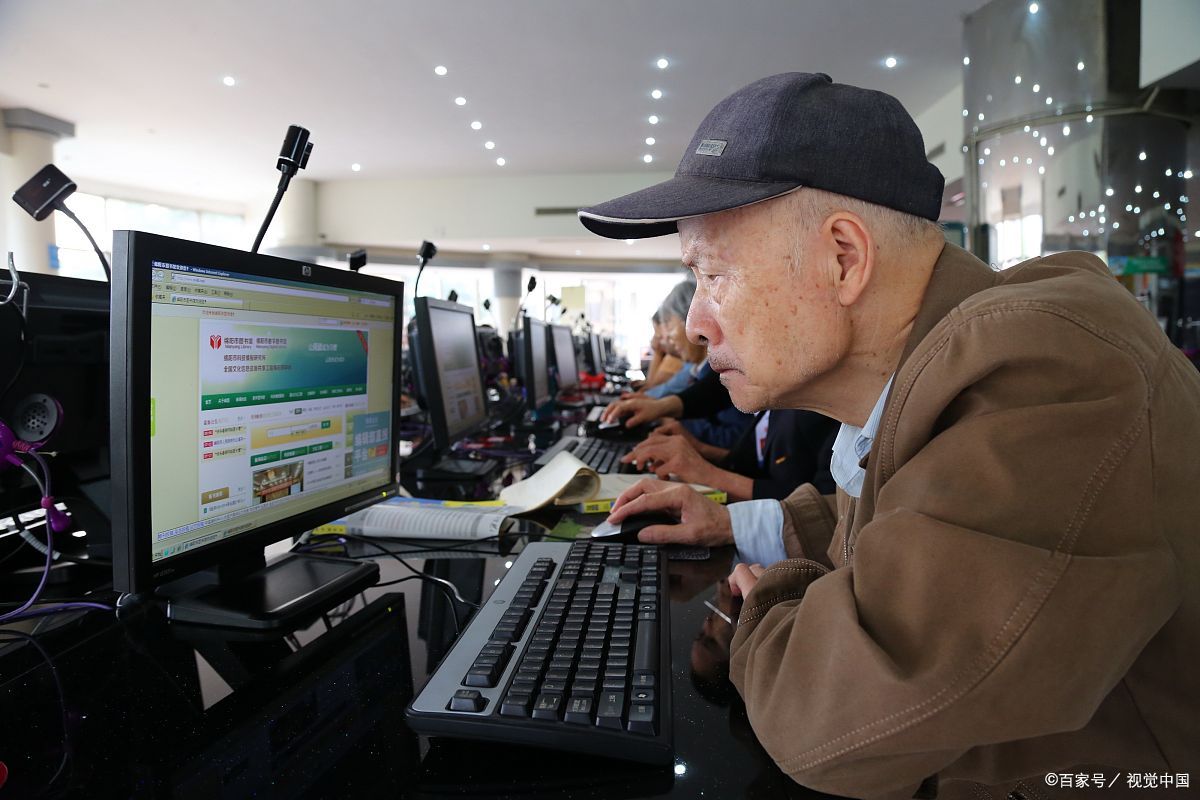 女子嫁给"黑人"14年,父亲退休后独自探望,见到女婿后不知所措