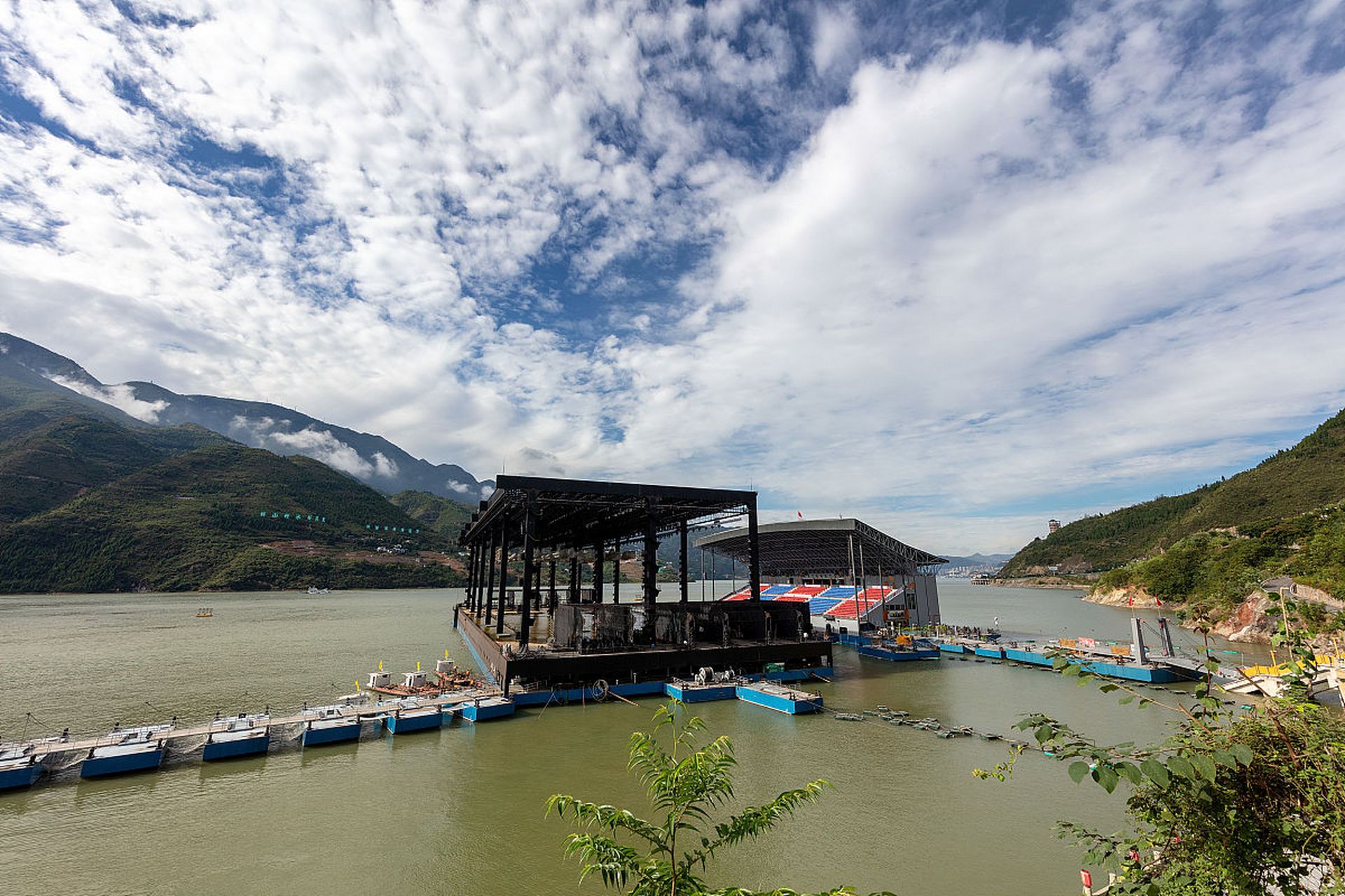万峰湖红椿码头 万峰湖红椿码头位于兴义市万峰湖景区内,是马岭河的