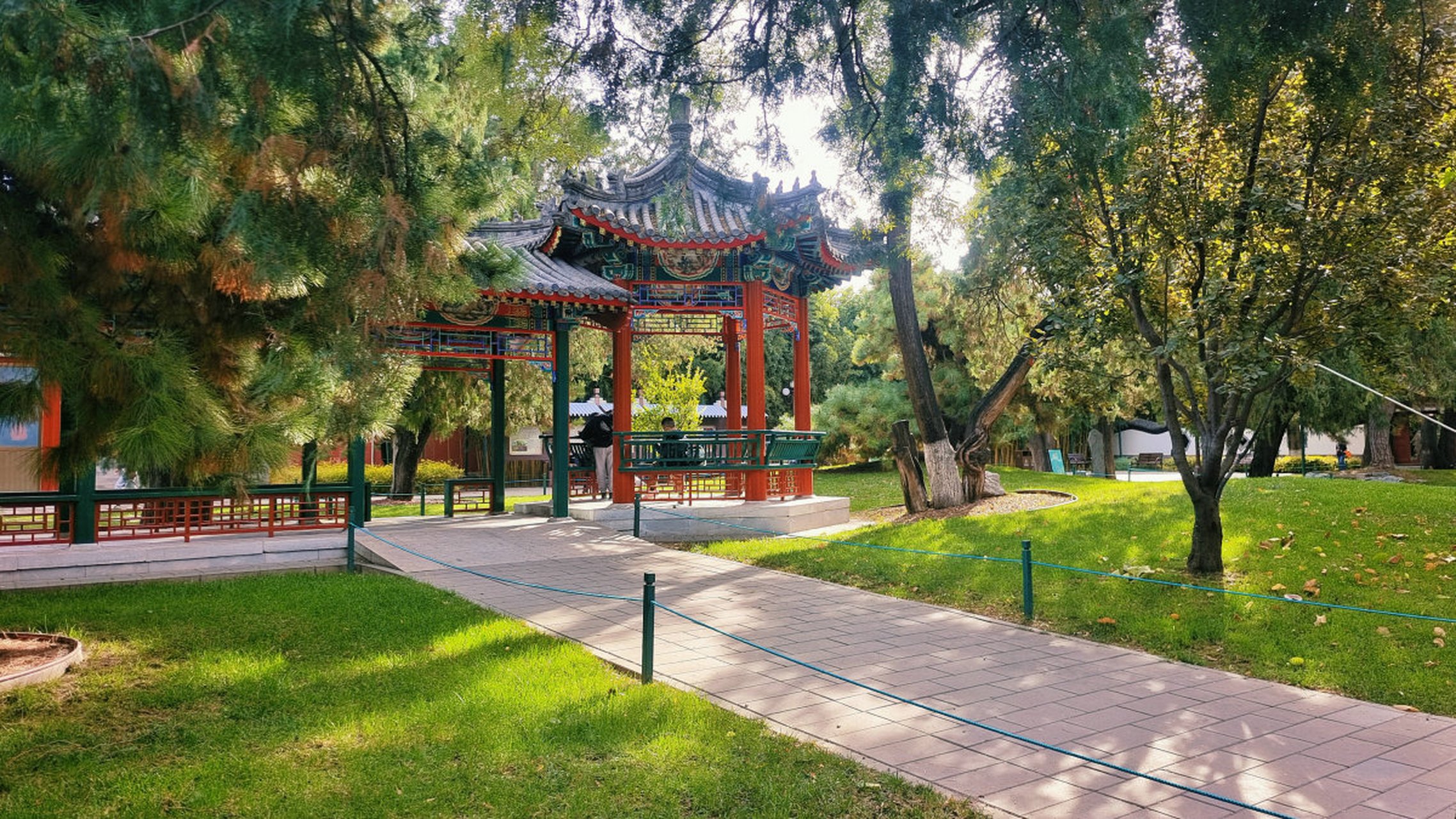 北京中山公园是一座集历史,文化,自然风光于一体的综合性公园,位于