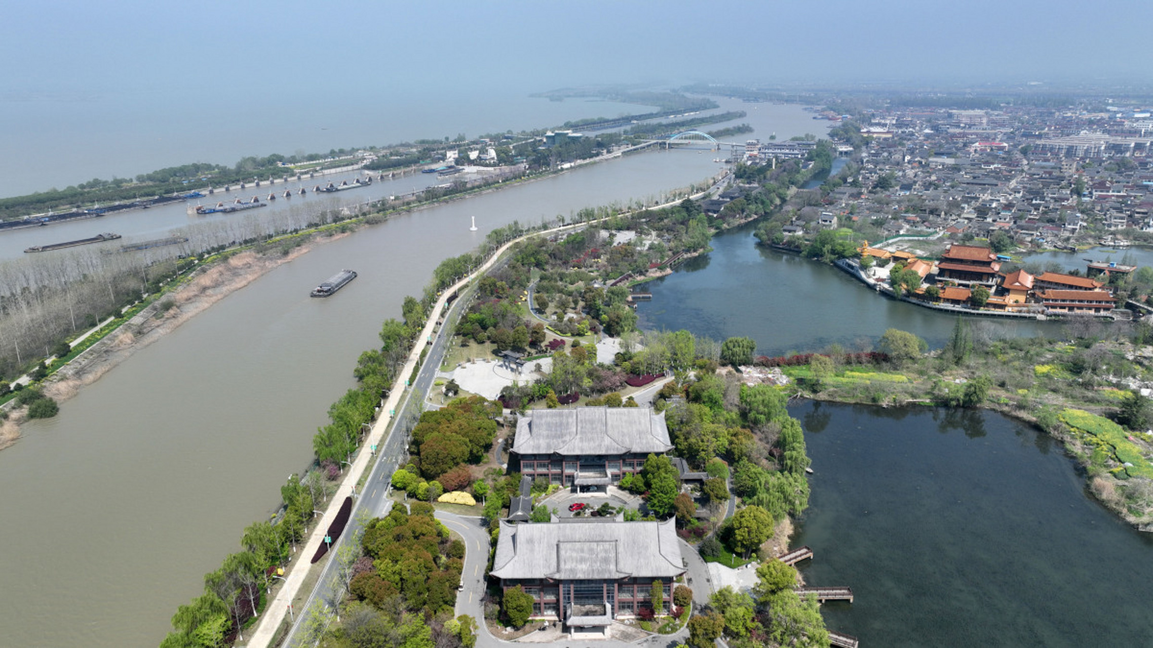 邵伯古镇老街是其主要景点,充满了古色古香的韵味,商铺不多,适合慢
