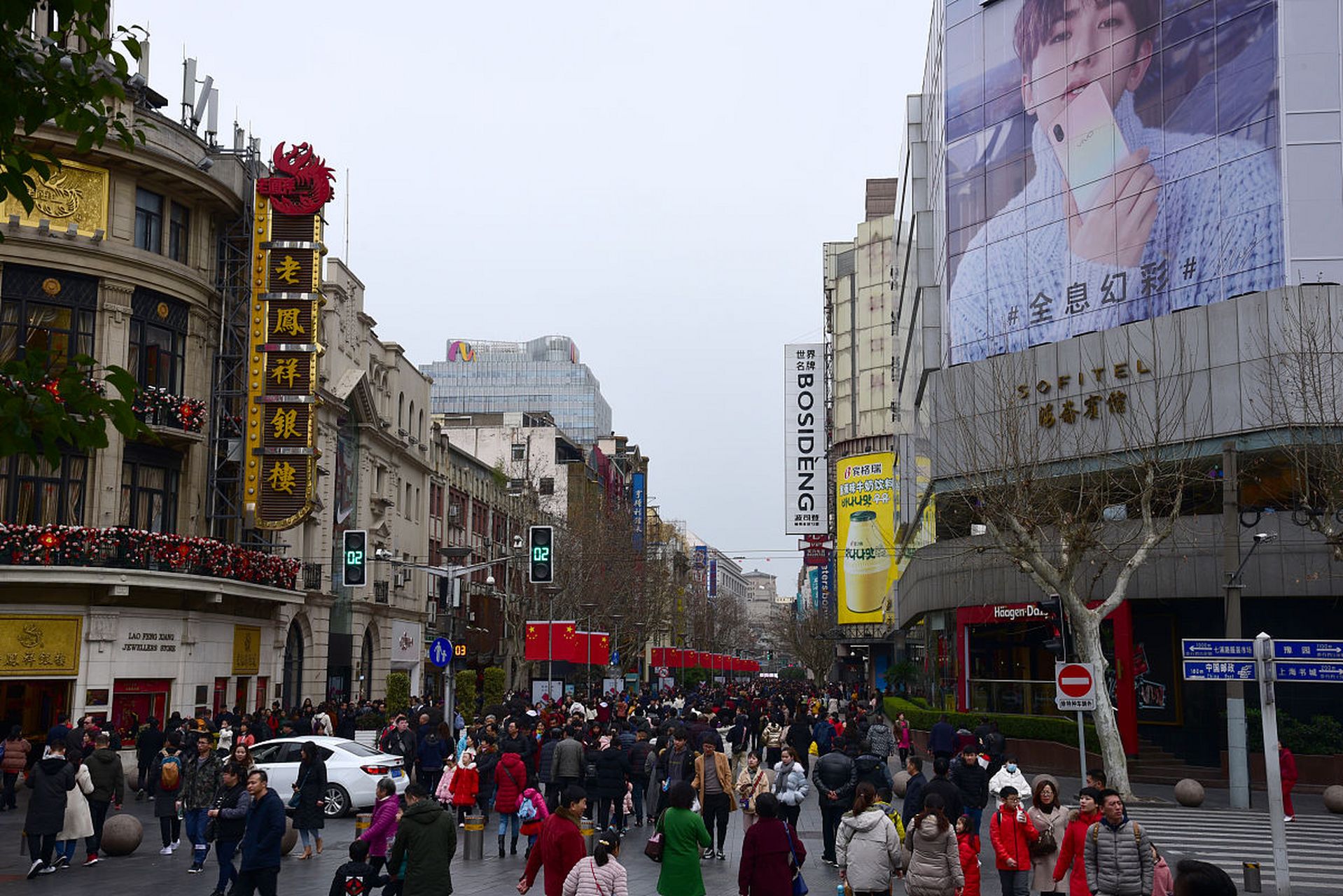 嬉行记# 在海滨城市三亚,位于市中心的解放路步行街是游客和当地久耨