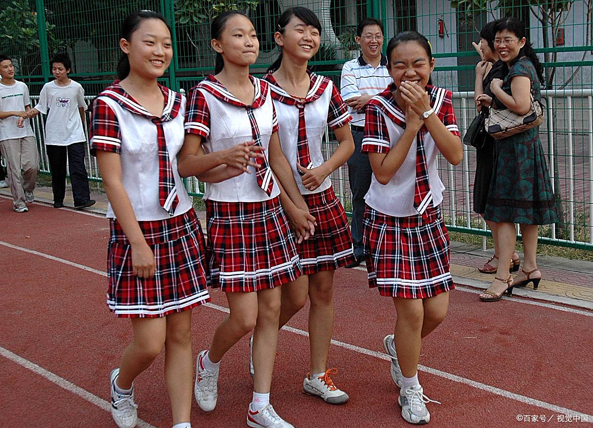 小女生校服中学生谈笑风生界牌中心小学校服翻出高中那堆旧照片,嘿