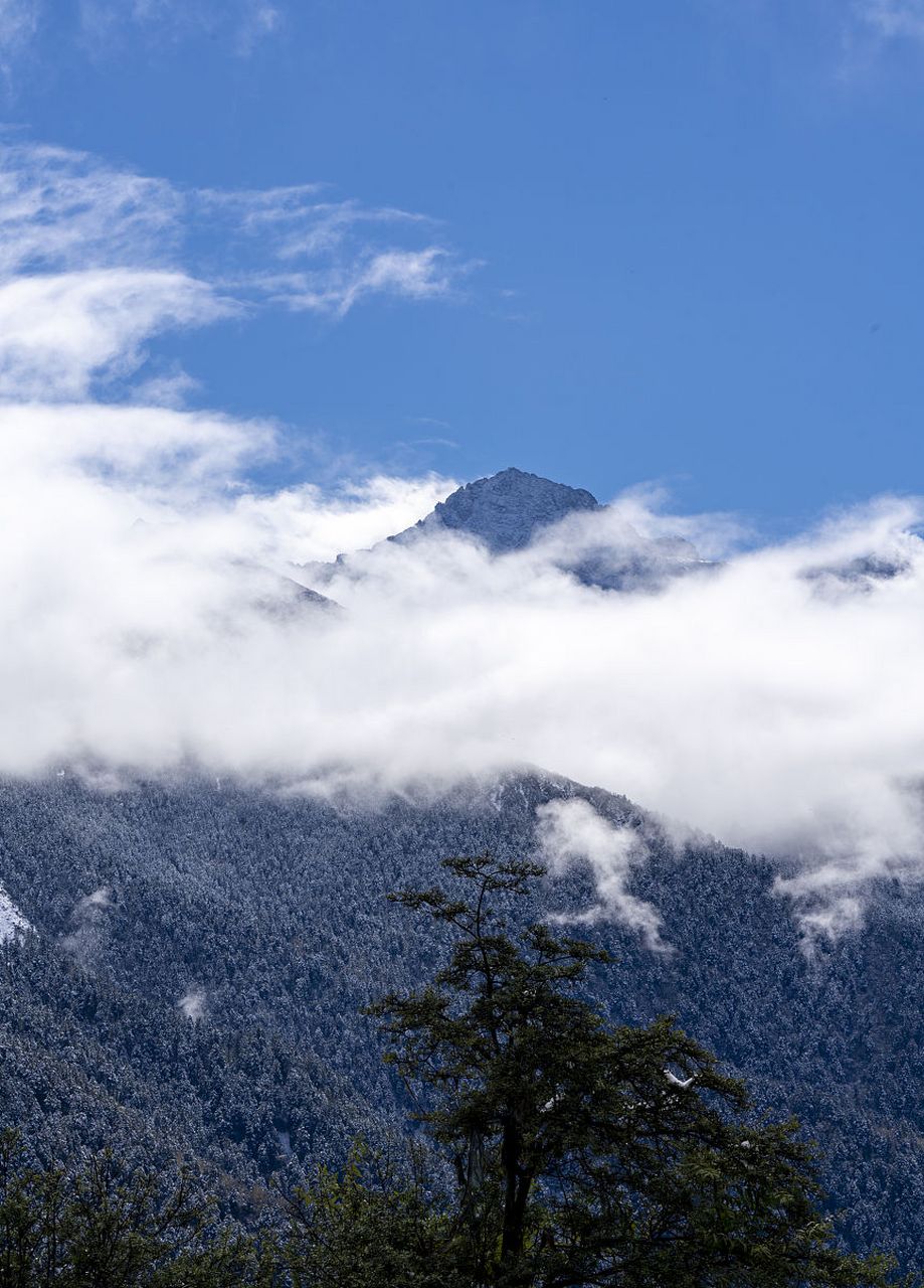 巴朗山垭口,位于中国四川省阿坝藏族羌族自治州的腹地,是一座连接着