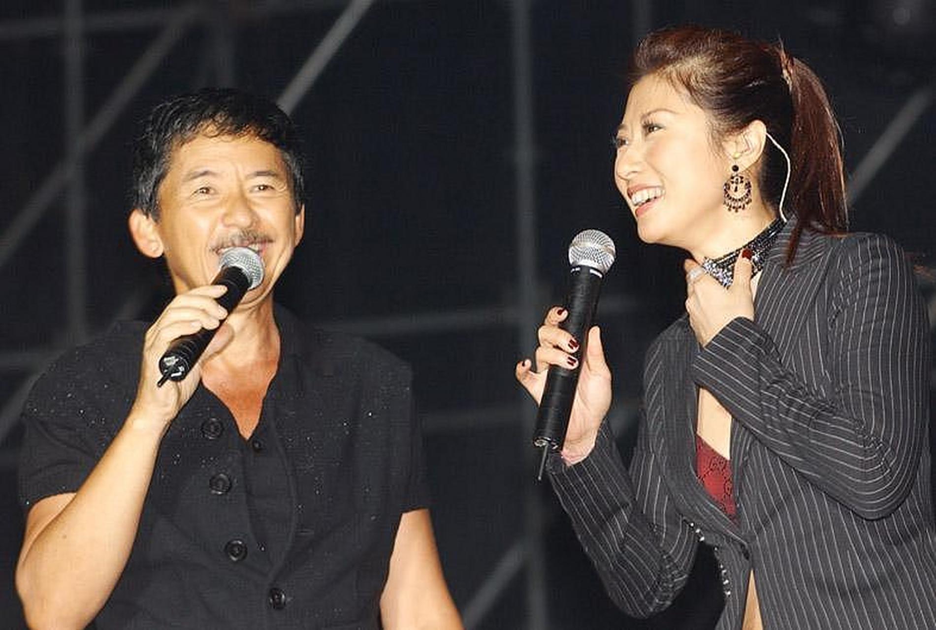 叶倩文林子祥#   近日,一对新人结婚,竟然引得林子祥和叶倩文隔空送