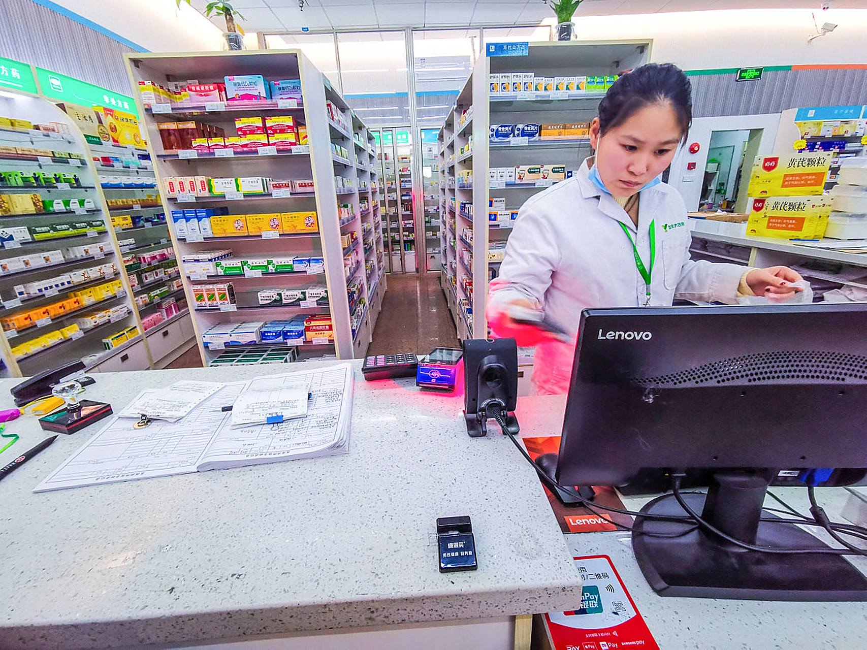 我去药房应聘就干了一天辞职了,实在看不下去那种过