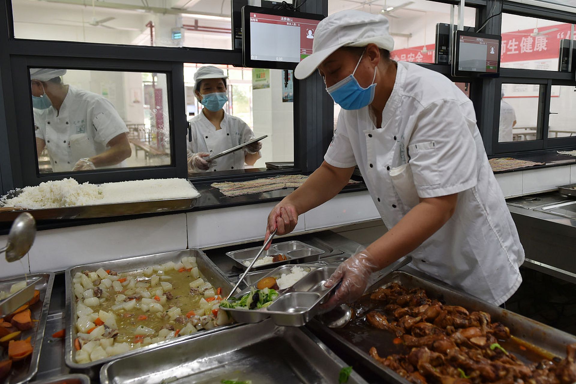 近日,华北理工大学学生反映在食堂饭菜里吃出疑似老鼠头的不明物. .