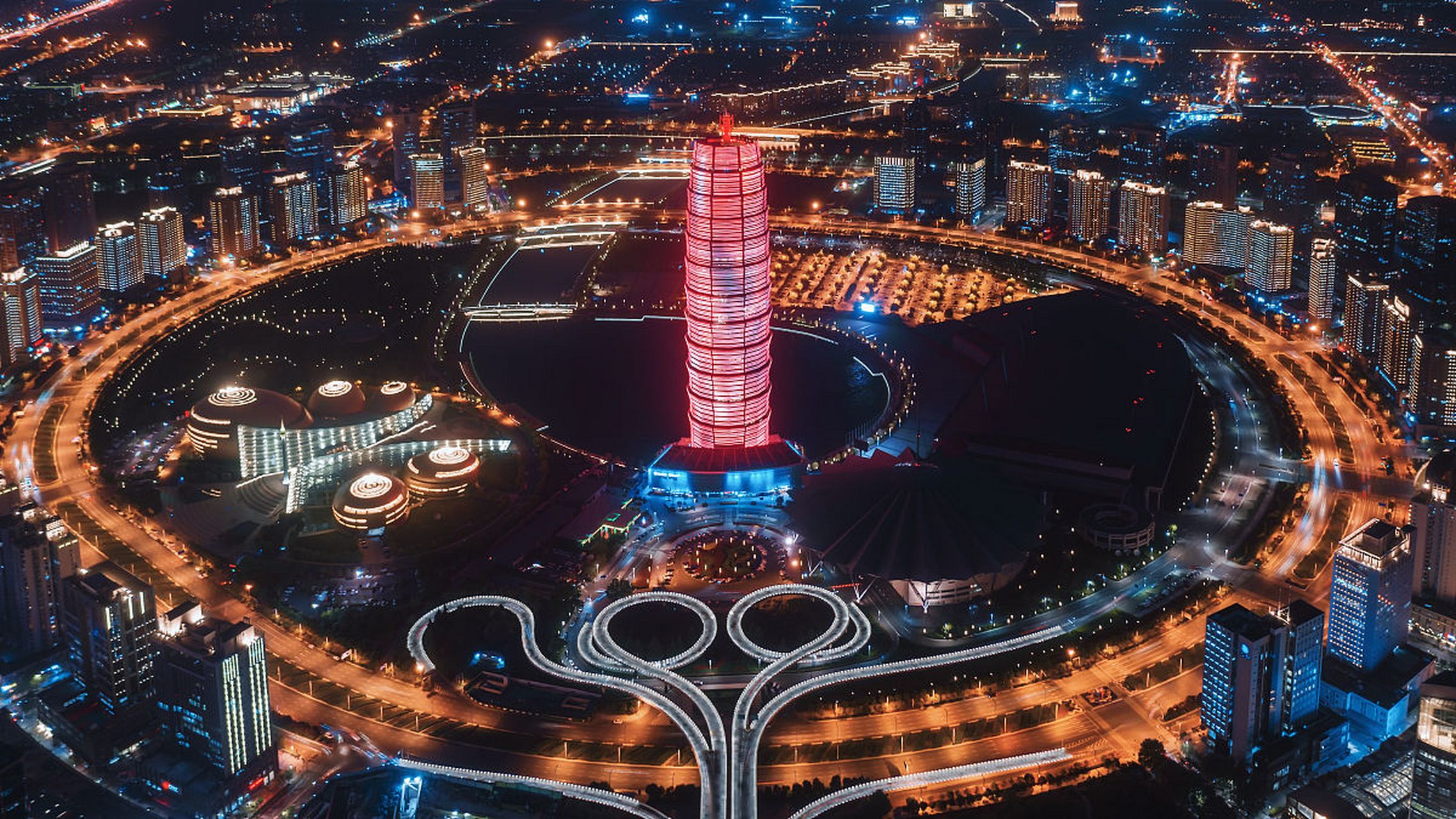 郑州千玺广场,俗称"大玉米楼",郑州乃至河南最著名的地标性建筑,集