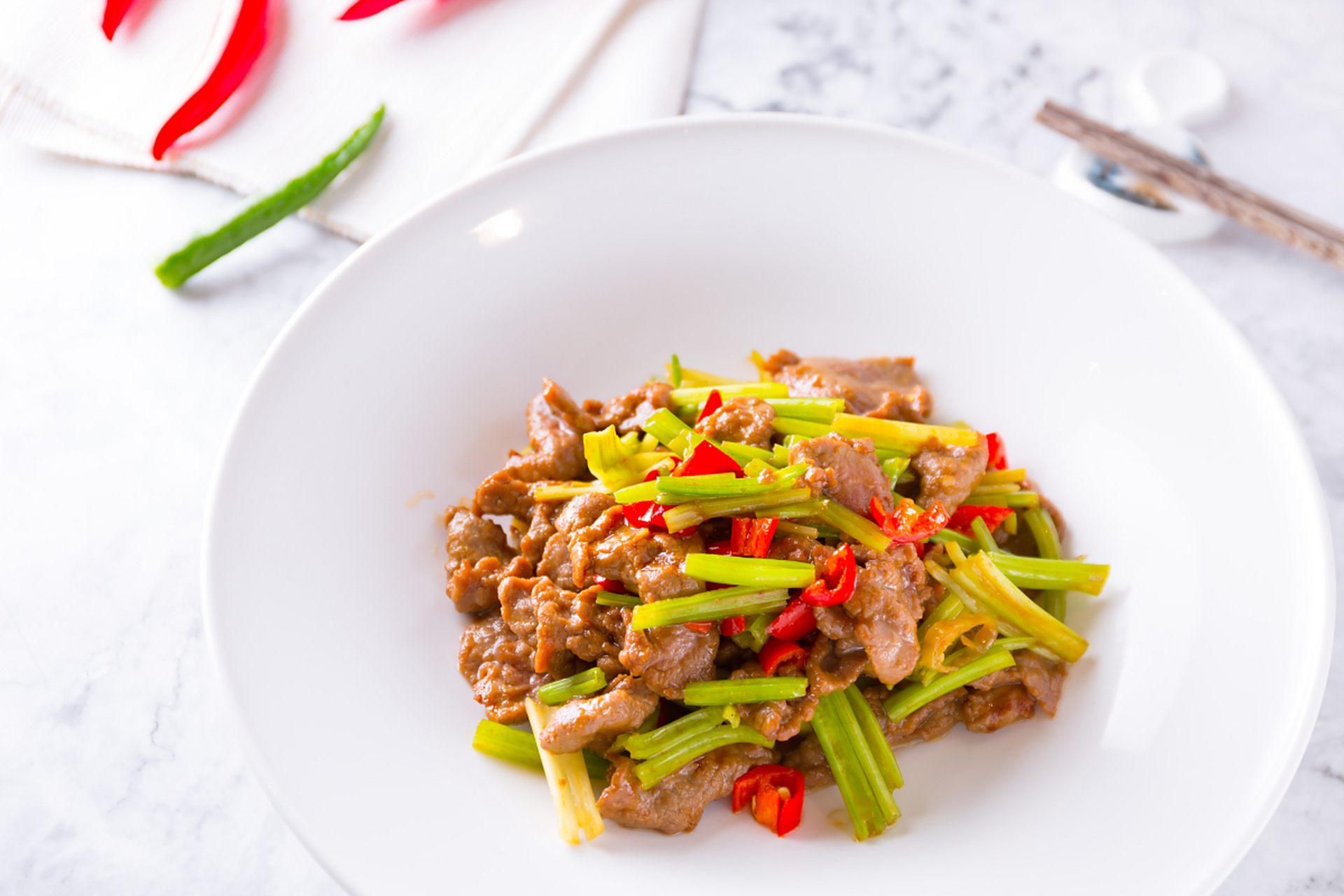 以下是江西小炒肉的做法:  1. 先将前腿肉冷水洗净,切小片备用. 2.