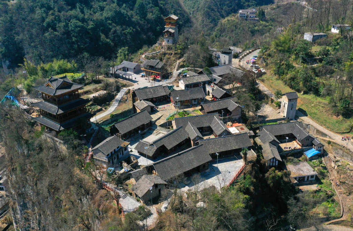 今天,就让我们一起踏上湖北的旅程,探寻杨梅古寨的千年风情,再体验