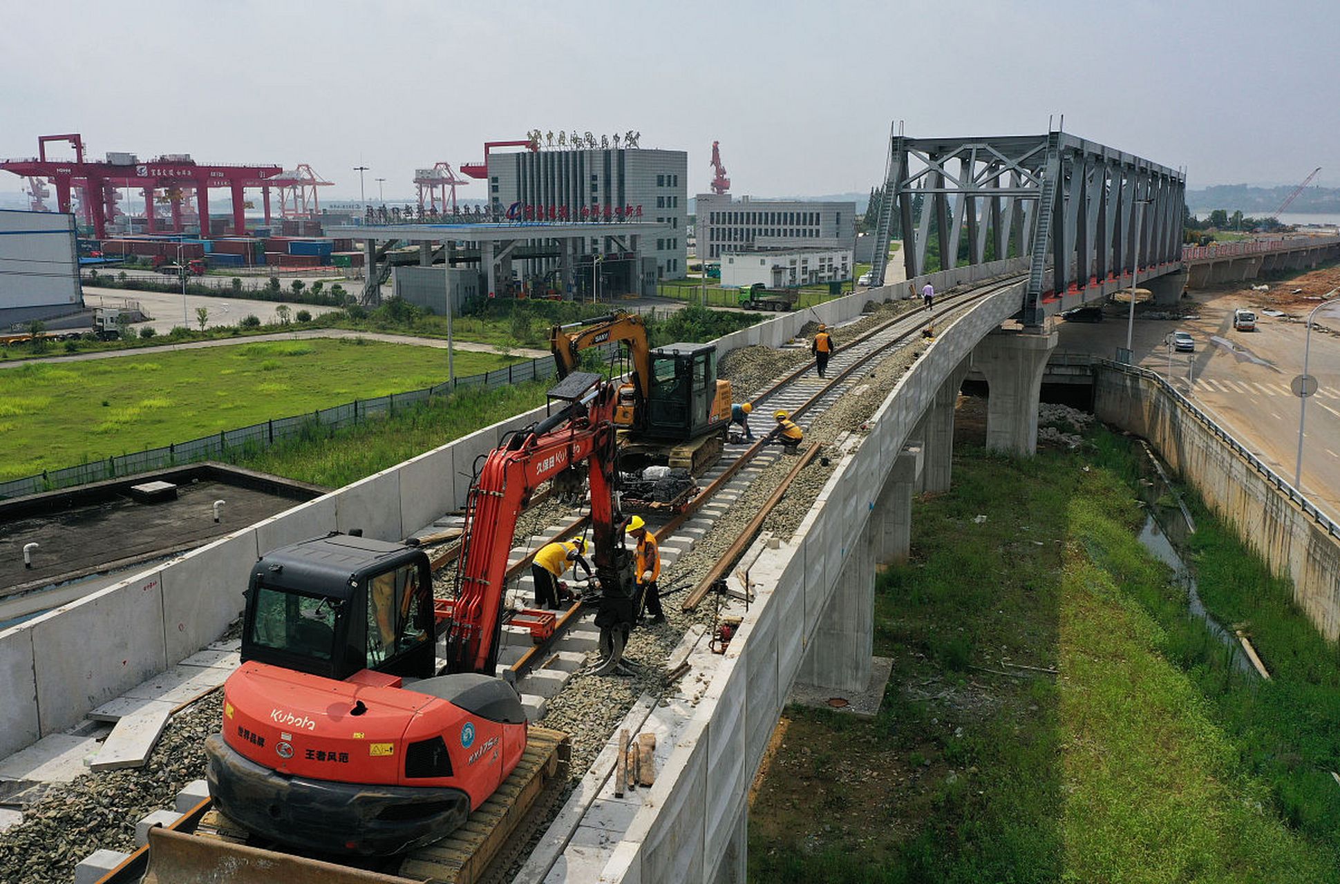 湛海高铁始于湛江市霞山区湛江北站,经雷州市,徐闻县后通过轮渡接入