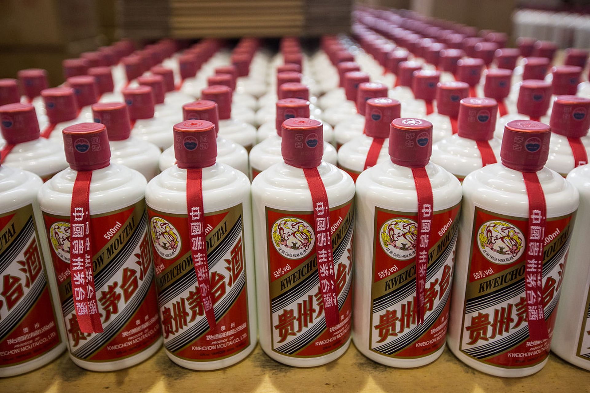 茅台镇,这个被誉为"中国酒都"的地方,最近却传出了90%酒厂陷停产的