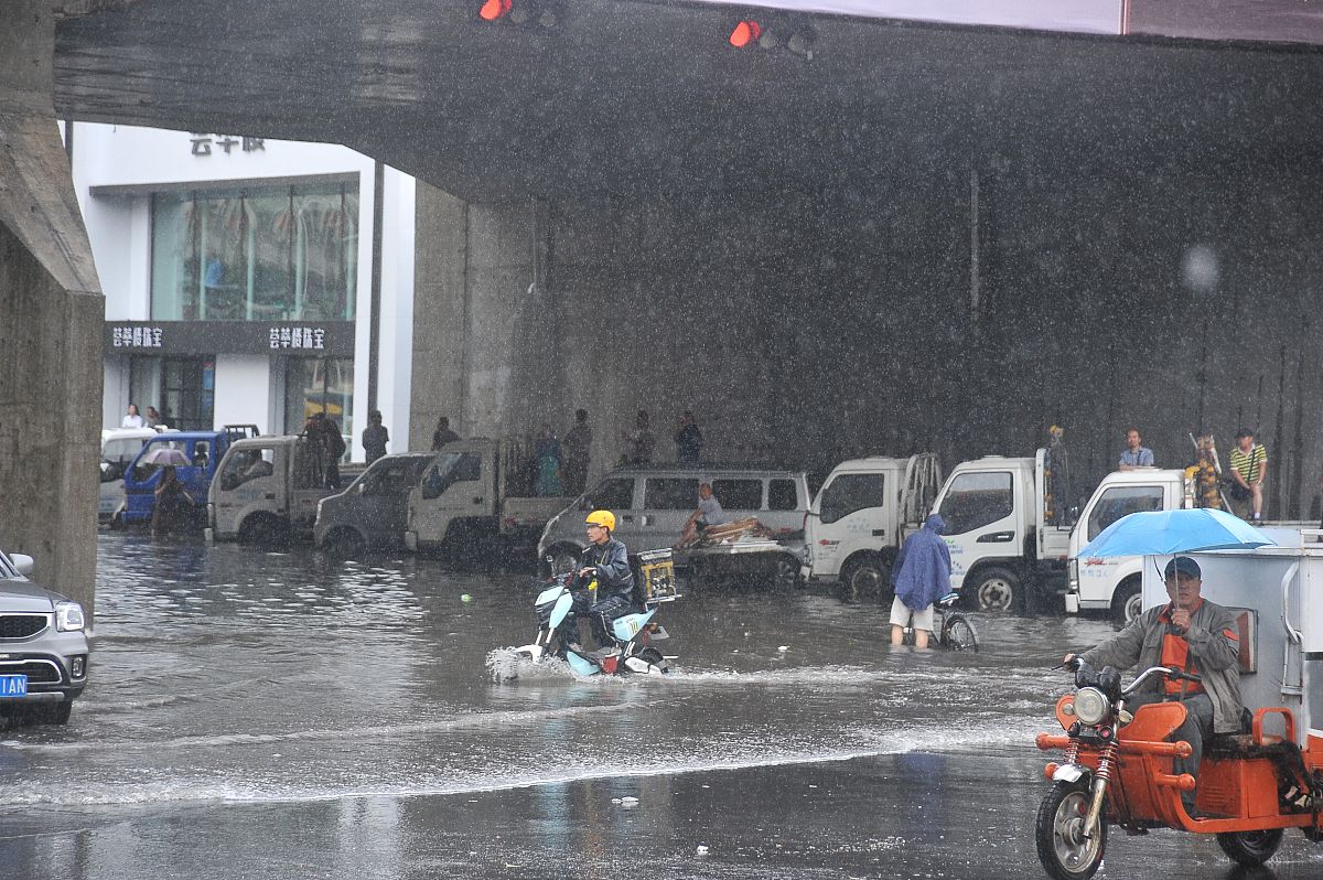 河北张家口暴雨图片