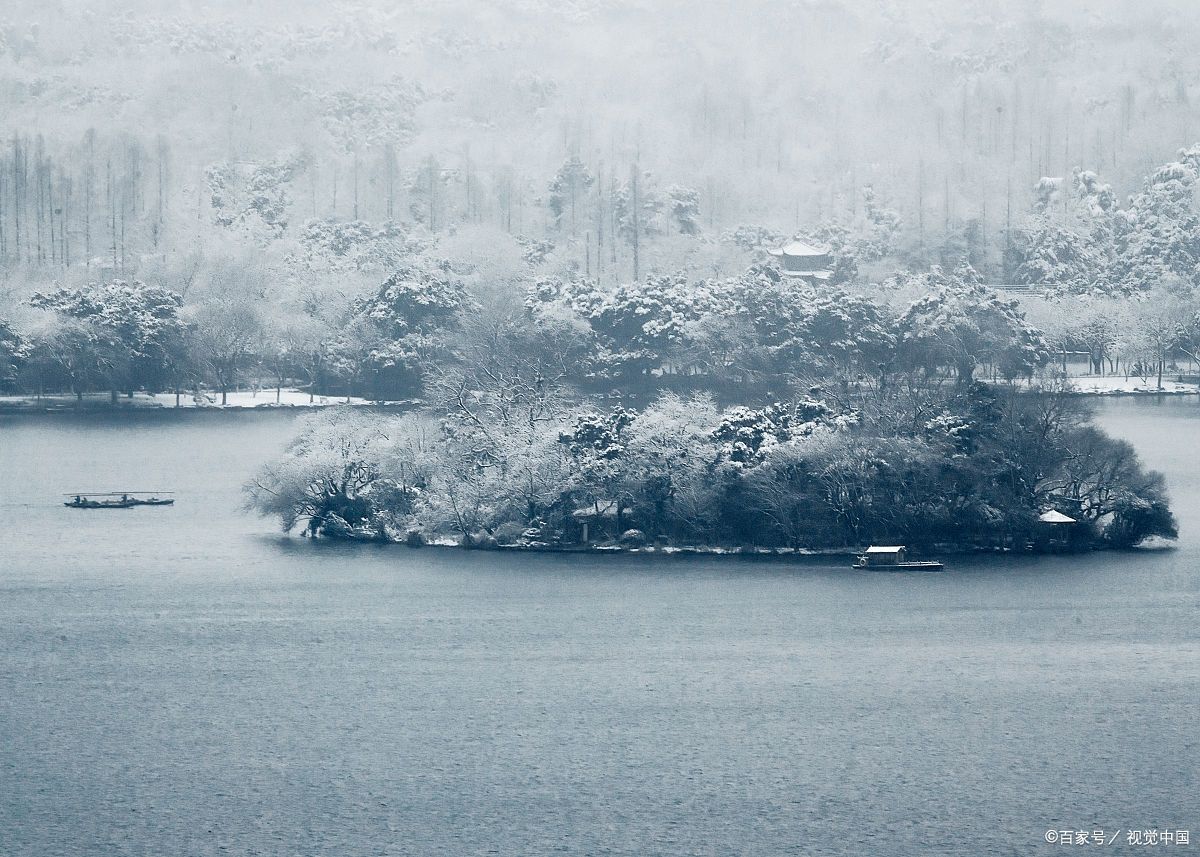 原创诗词 七绝·小雪平湖 其一 文/火云 湖边风雪少晴时,船尾寒沙白似