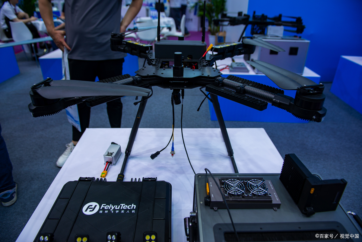 这些翱翔天际的智能设备搭载着尖端科技装备,正在重塑现代救援的范式