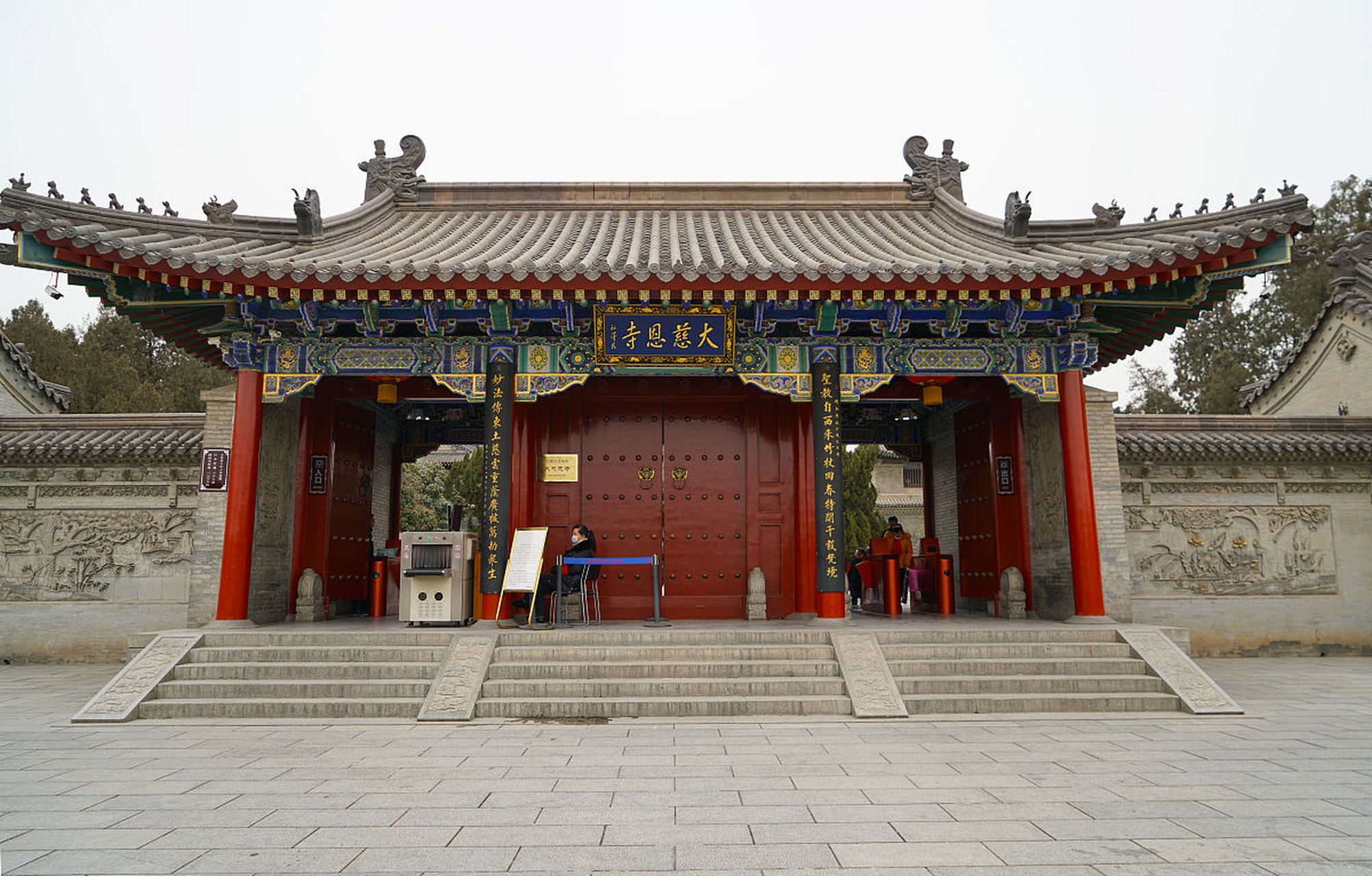 西安大慈恩寺门前男子纵火事件:一幕不该发生的事件  19日晚,一则令人