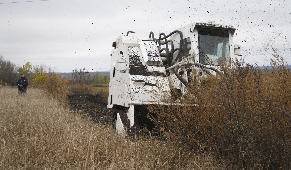 俄军新型无人扫雷车清除乌军雷场