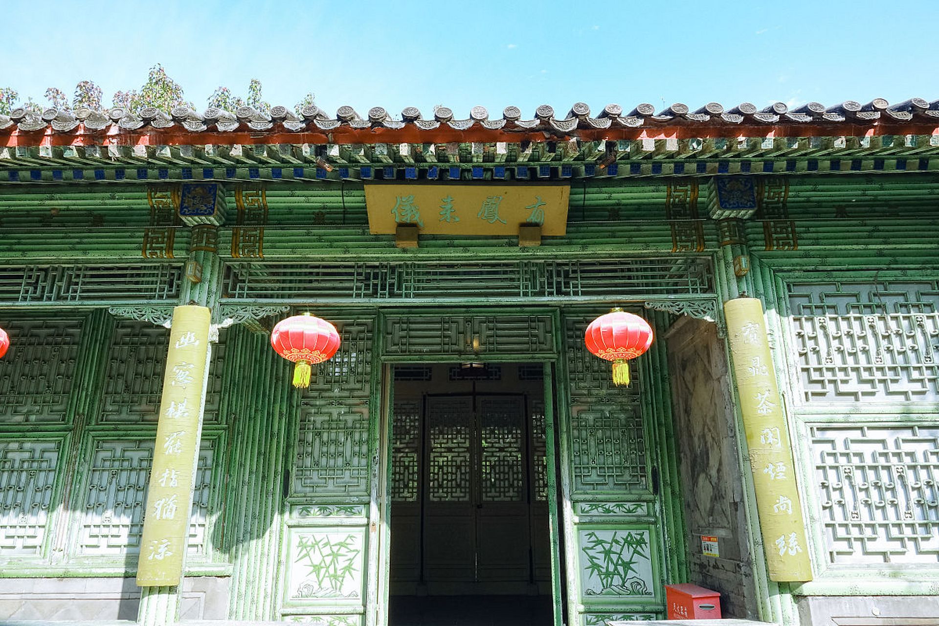 贾政等人游大观园,忽抬头看见前面一带粉垣,里面数楹修舍,有千百竿