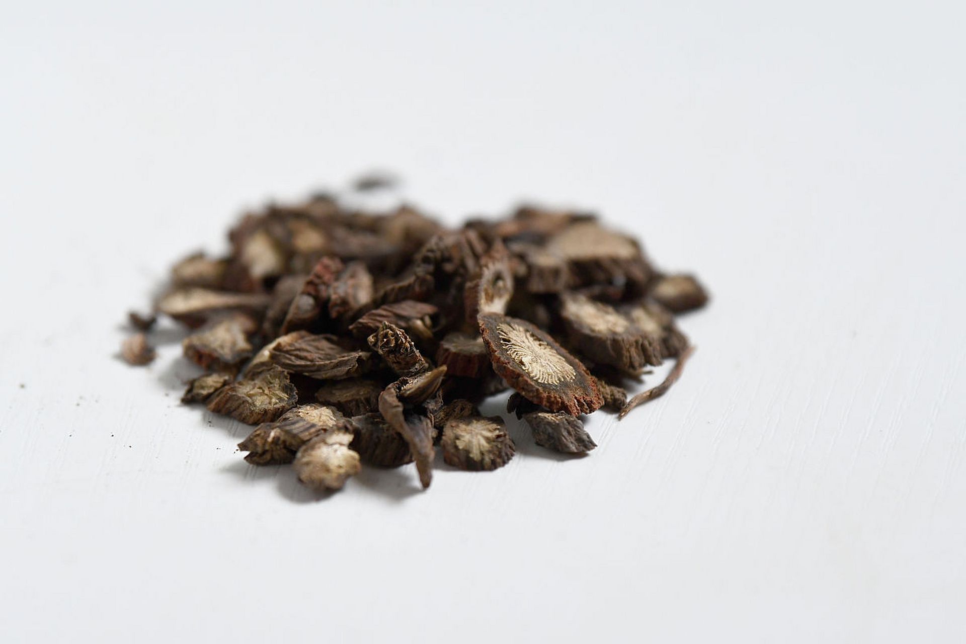 想进口荜拔香料?别愁!只需准备齐全文件,选择最佳报关方式并申请.