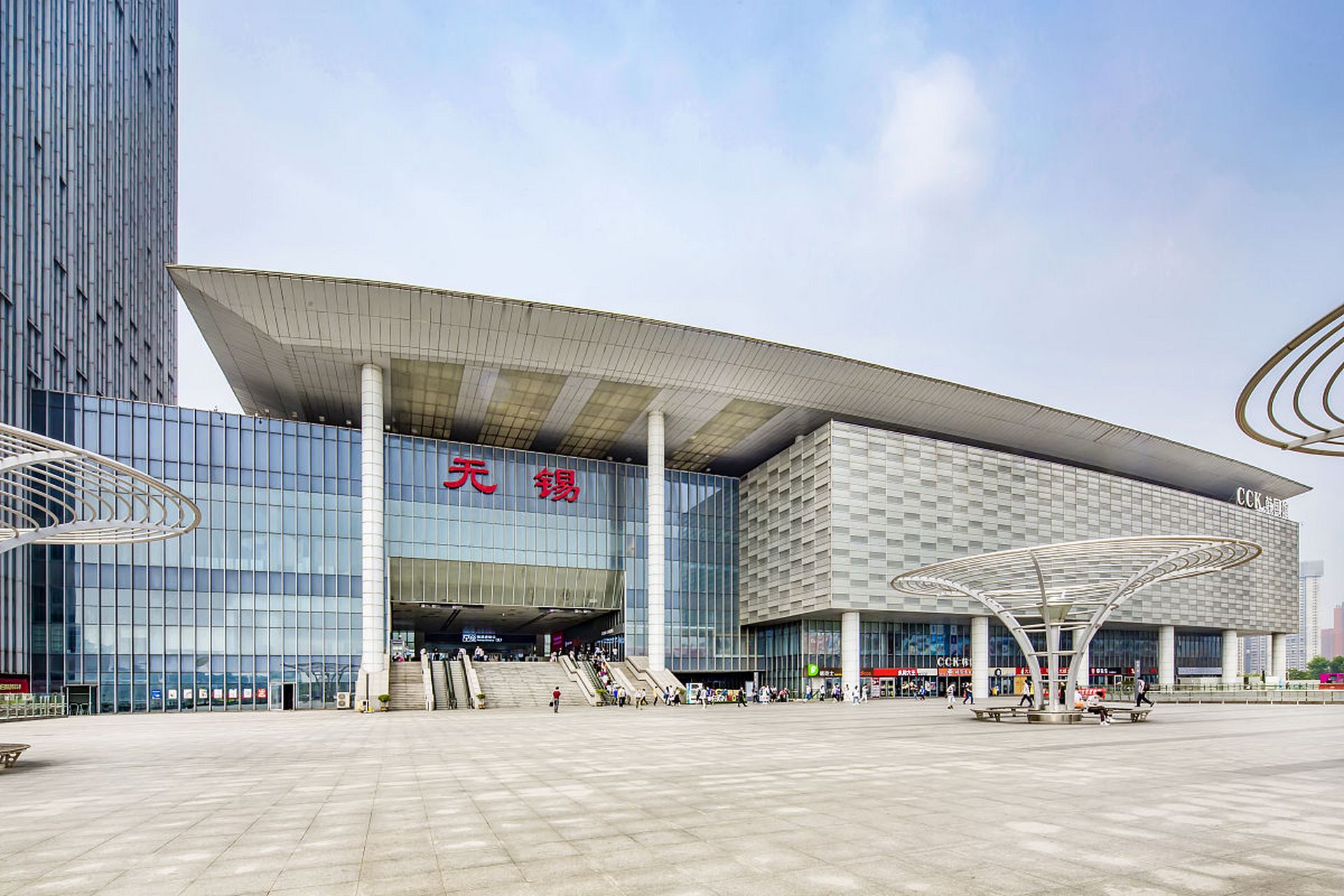 s1和南沿江铁路通车后,预计无锡中央车站将搬迁至硕放枢纽,效法虹桥.