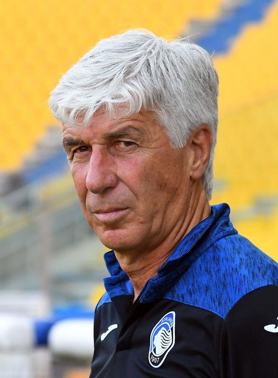 随着赛季接近尾声,那不勒斯正在寻找新的主教练,卡尔佐纳将离开.