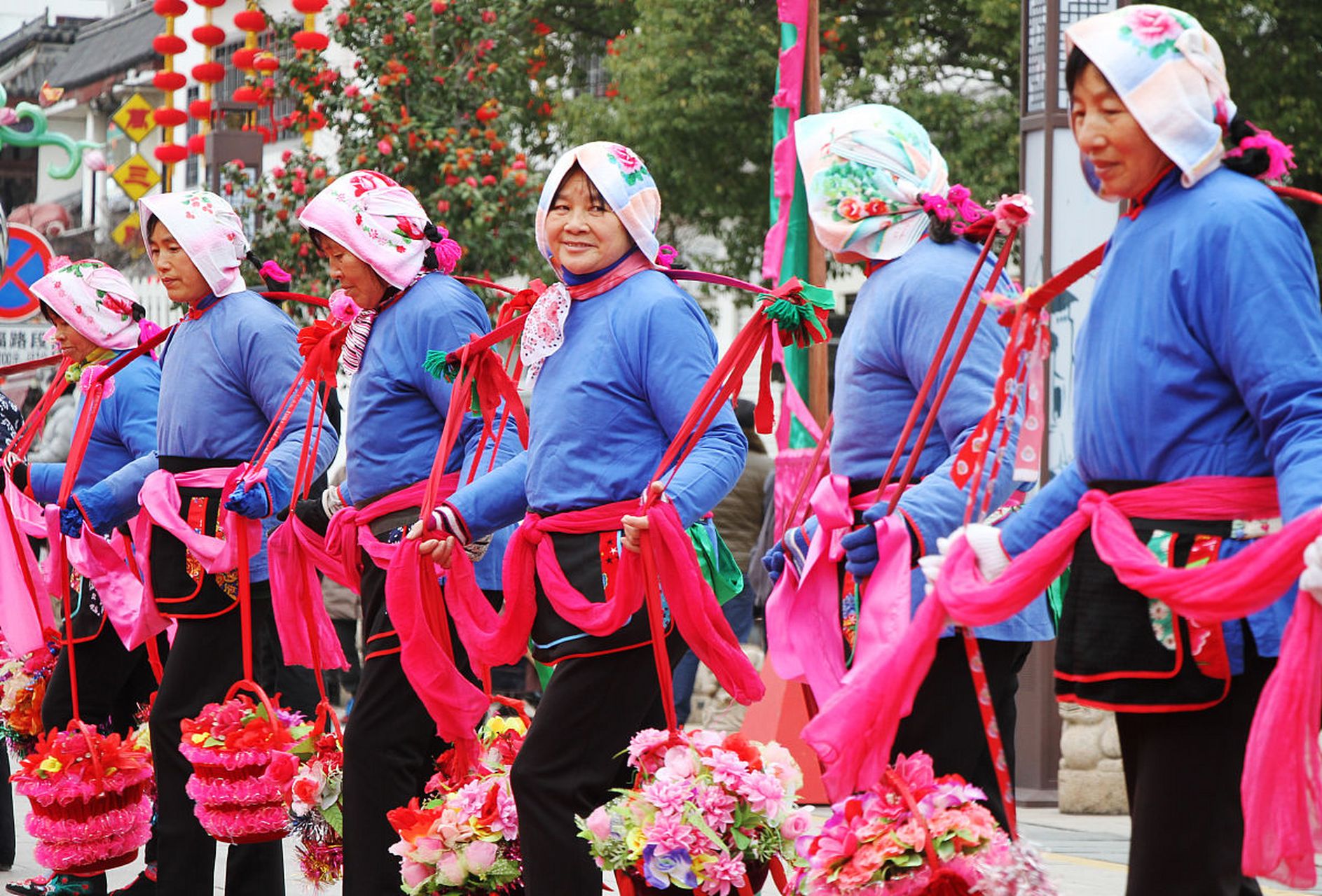 知识创作挑战赛#  有趣的新年习俗:白族 大年初一起得最早的是白 