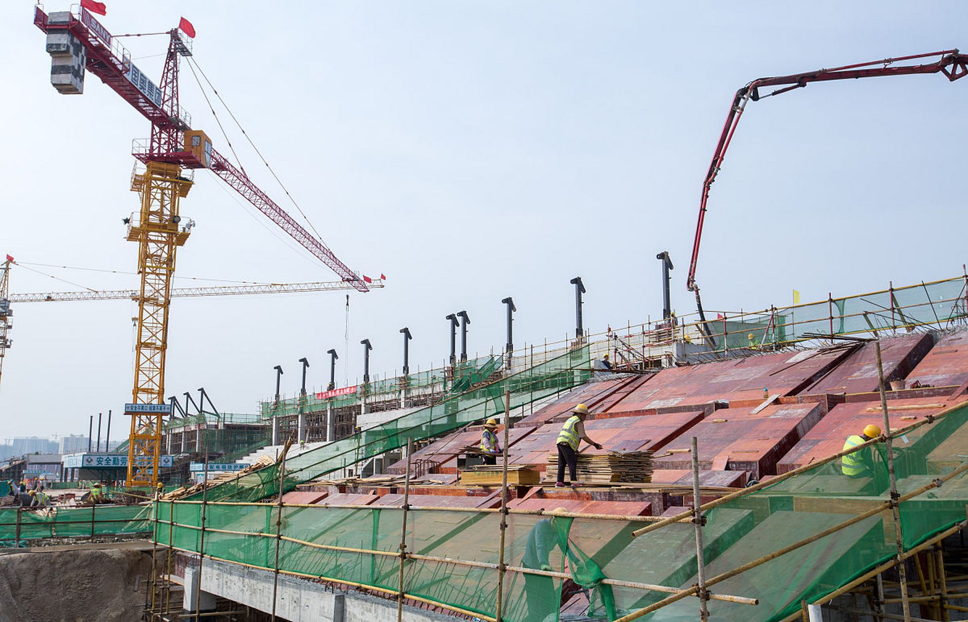 建筑工地上的那些事:前不久,读到一则消息,提及"带资上岗"的概念,当时