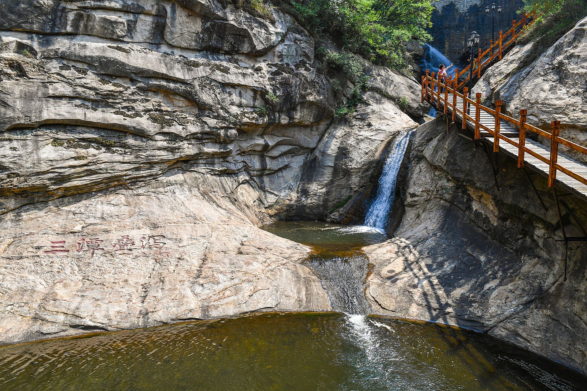 冰糖峪一日游攻略:清晨从山脚出发,欣赏山峦,森林和小溪的美景;参观古