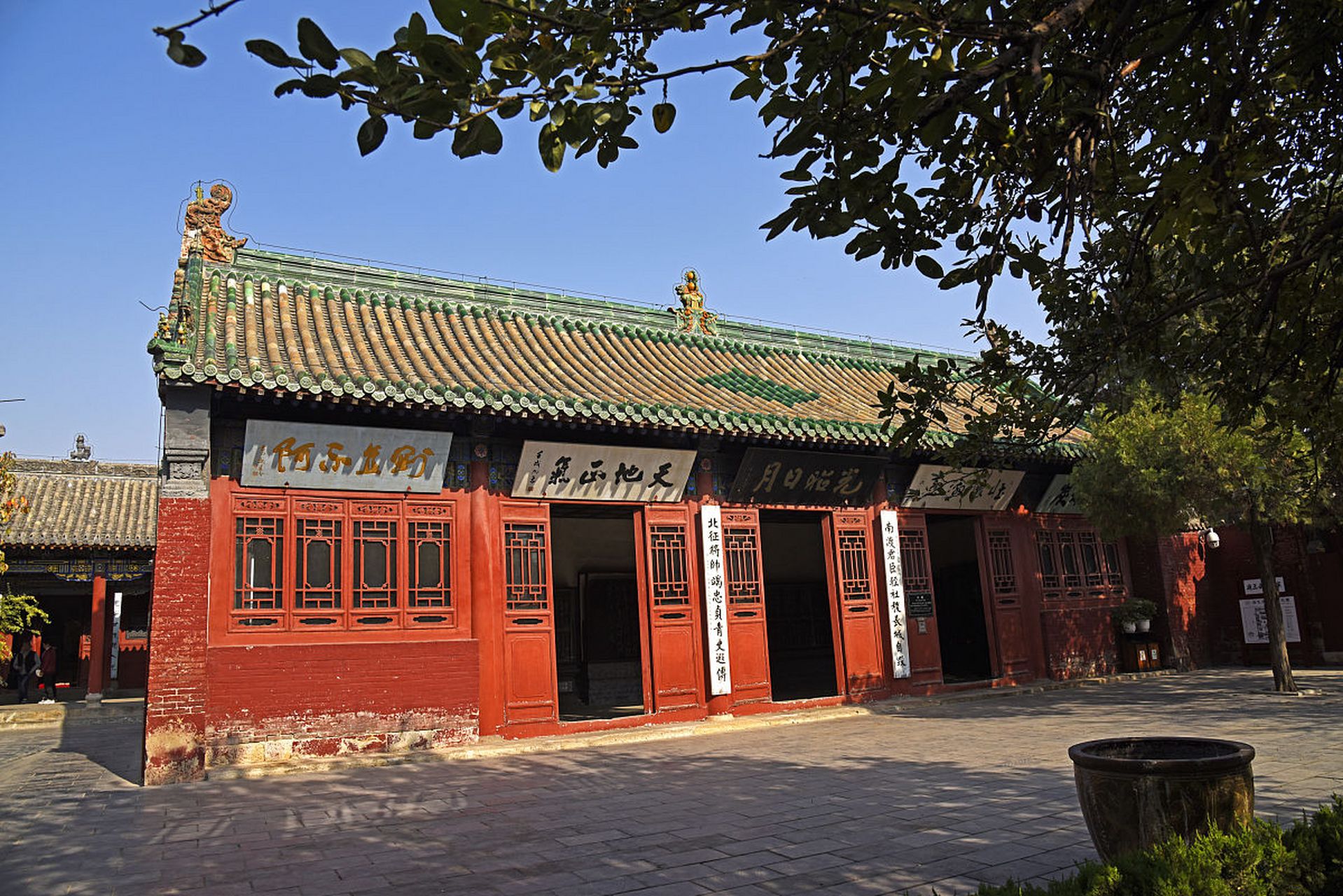 亦被尊称为宋岳忠武王庙,精忠庙,坐落在河南省安阳市汤阴县岳庙街86号