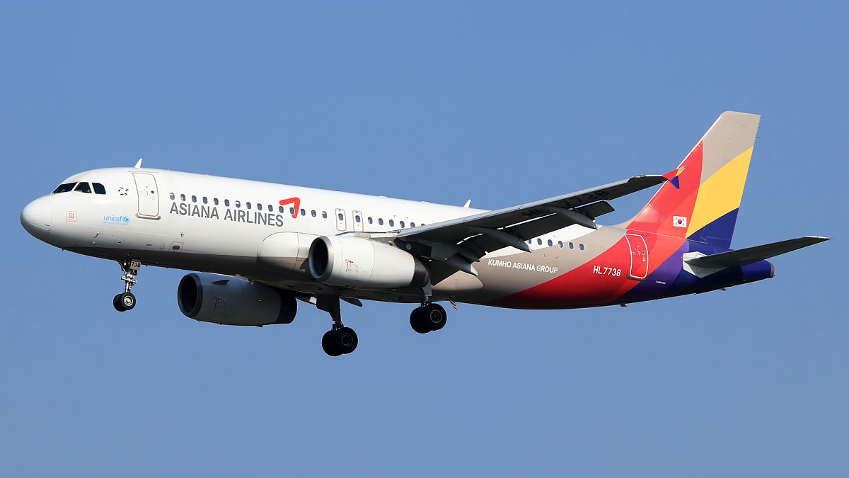 韩亚航空-客机舱门在空中打开,6名以上乘客呼吸困难