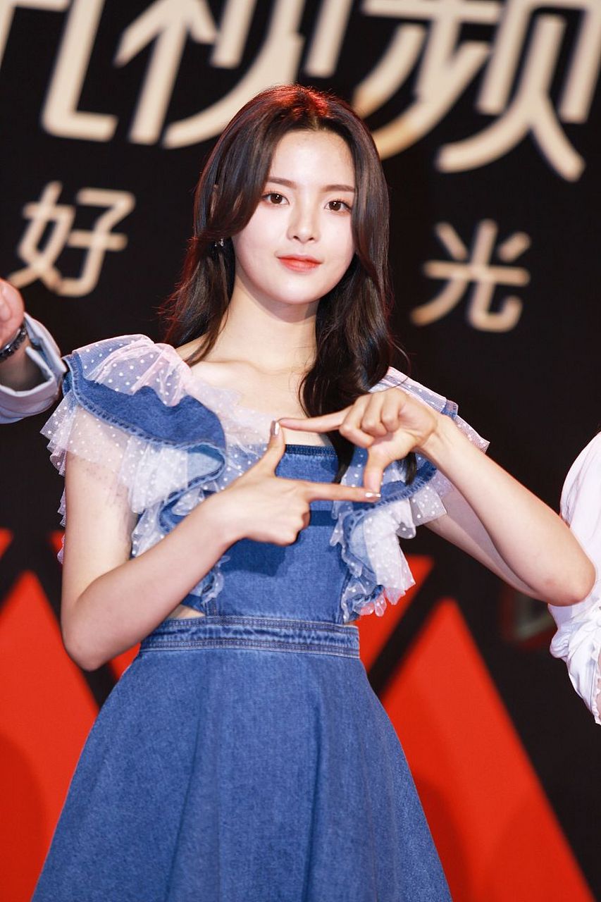 8月18日,杨超越登上热搜,起因是她跟丁禹兮直播的时候,杨超越哽咽表示