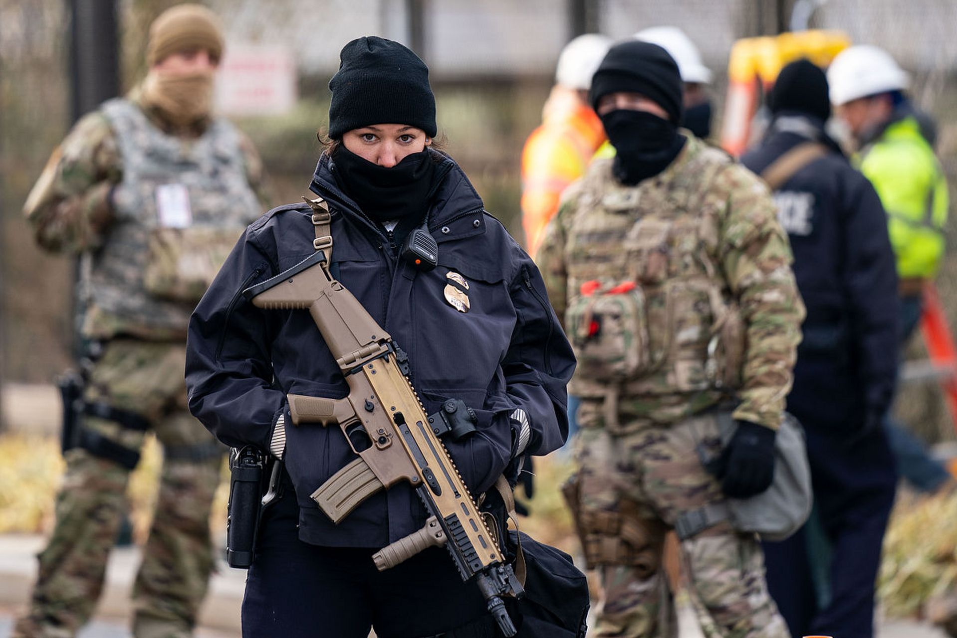 乌克兰总统泽连斯基接见乌克兰警察部队,表彰他们在乌克兰遭外敌入侵