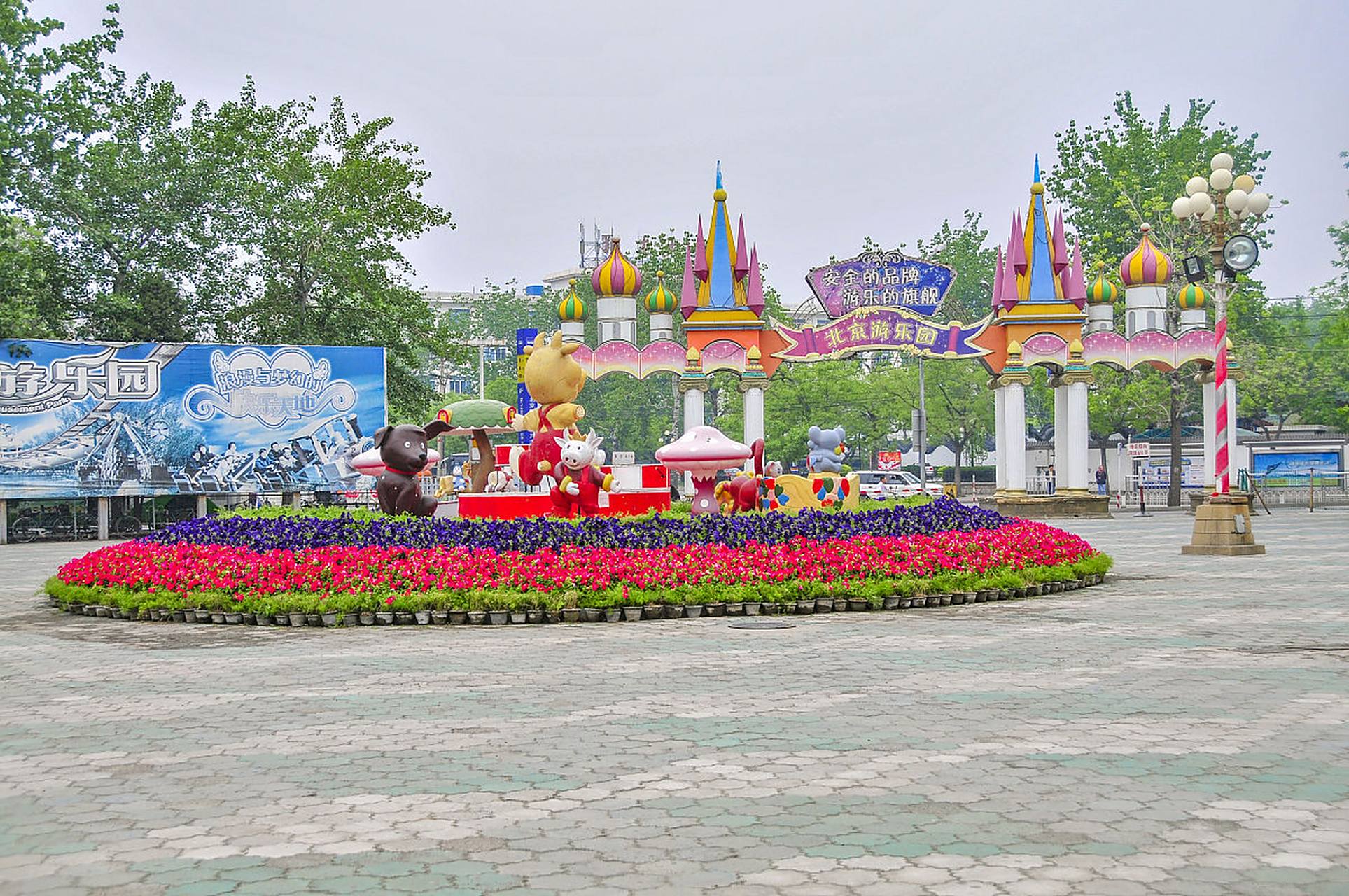 成都市温江区的国色天香乐园生动体现各国风情的主体园区以及动感