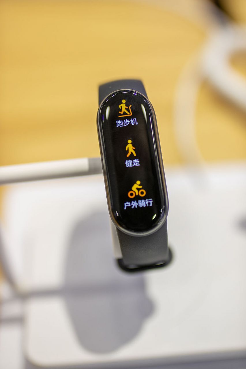 小米手环8 vs 华为手环8,你会更喜欢谁的设计?