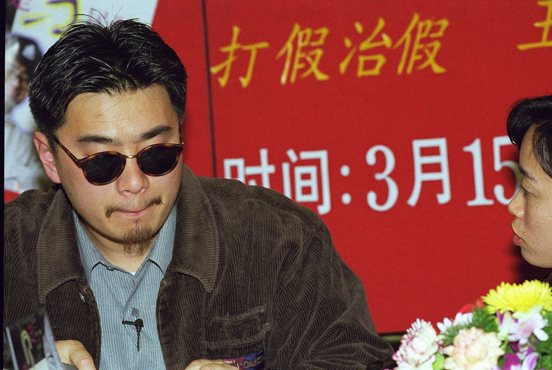 知名打假人王海发视频称花西子首乌眉笔存在虚假宣传,引发消费者热议.