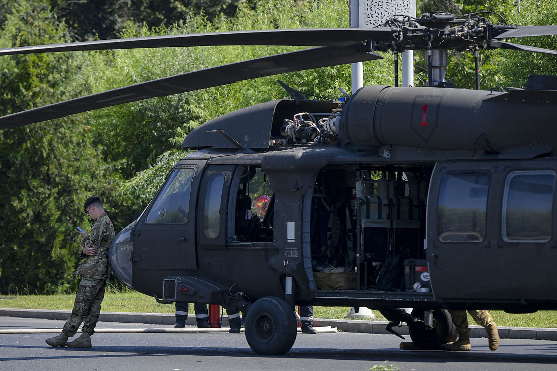 阿富汗塔利班驾驶美国的uh-60黑鹰直升机,结果在降落的时候,直升机