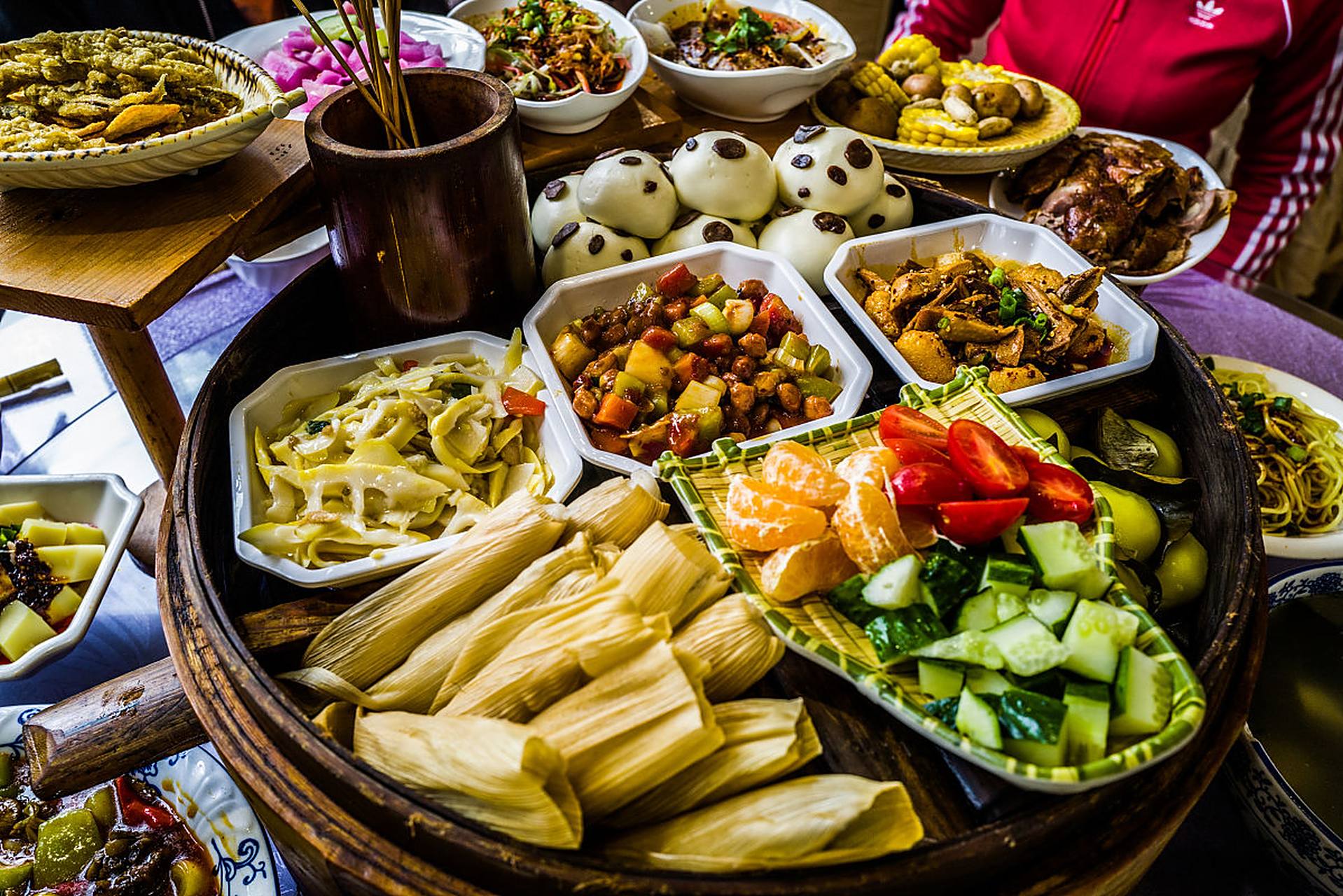 近日,云南大理三月街长街宴被游客吐槽菜品定价过高,引发关注.