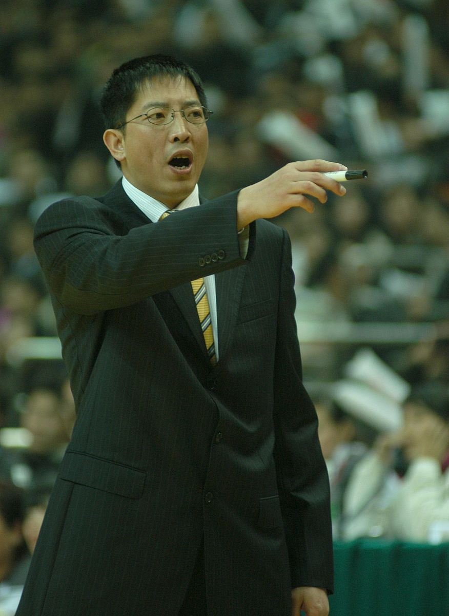 给李楠留灯还是为胡卫东爆灯,江苏男篮版"非诚勿扰"动感上演