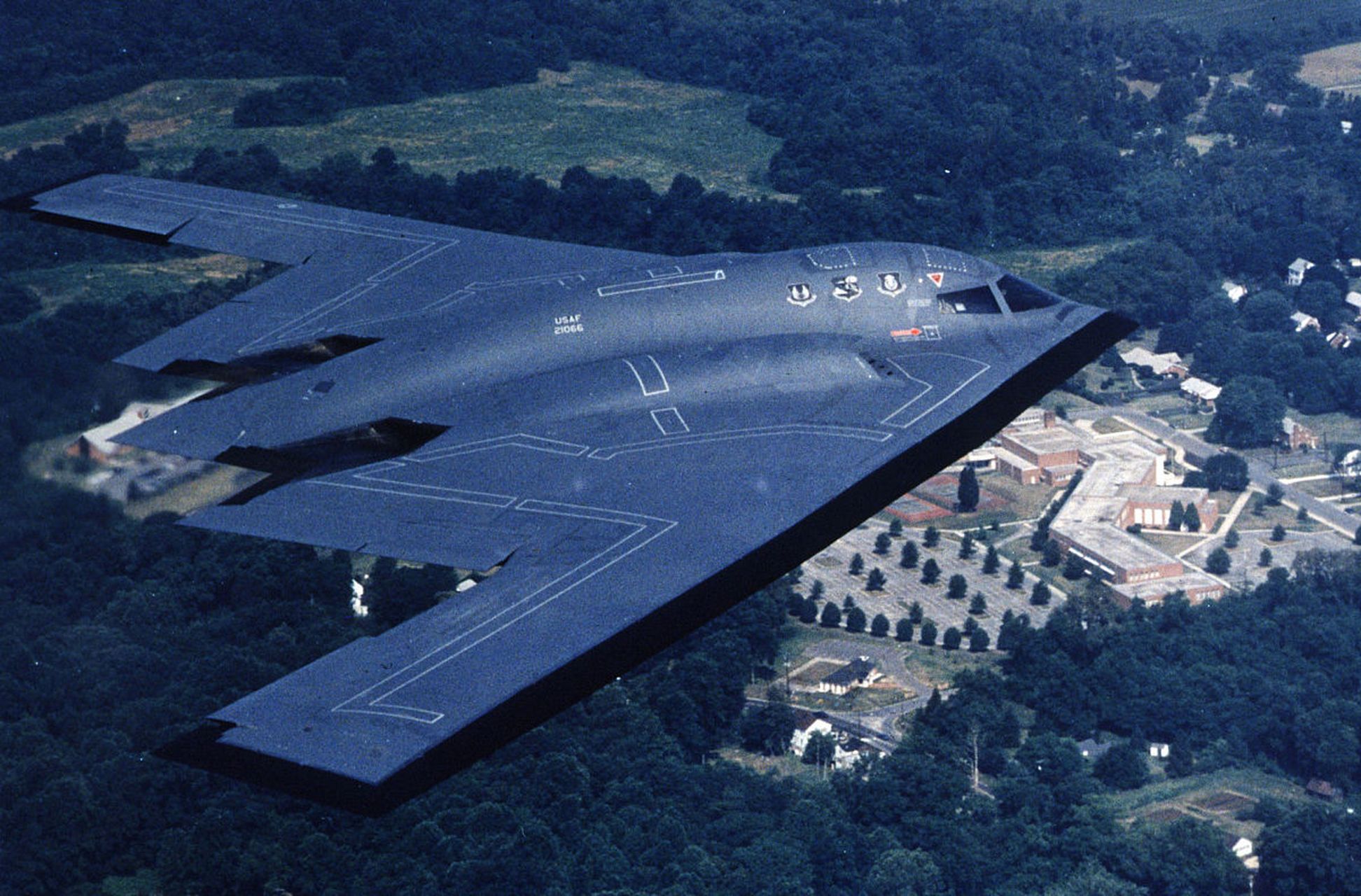 近日,美国空军公布了新一代隐形轰炸机b21的官方图片,引发全球关注.