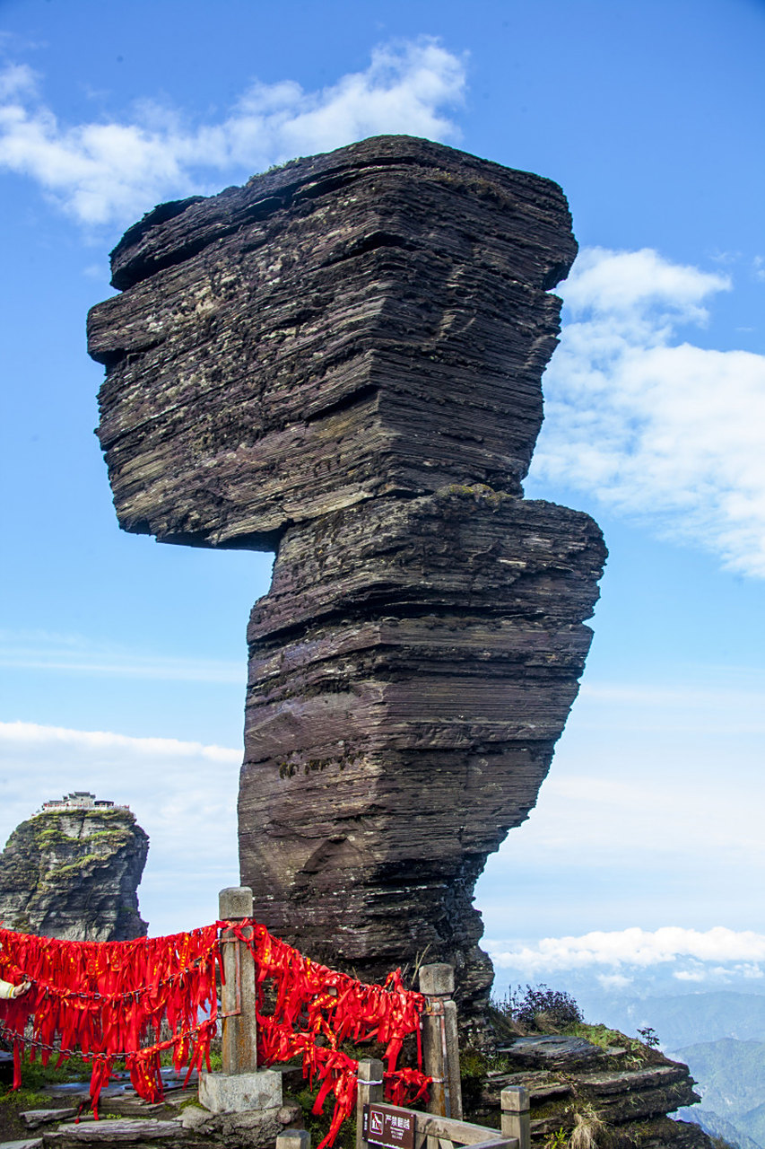 选择不坐索道需4-5小时徒步梵净山,沿途欣赏不同海拔植被和山水风光