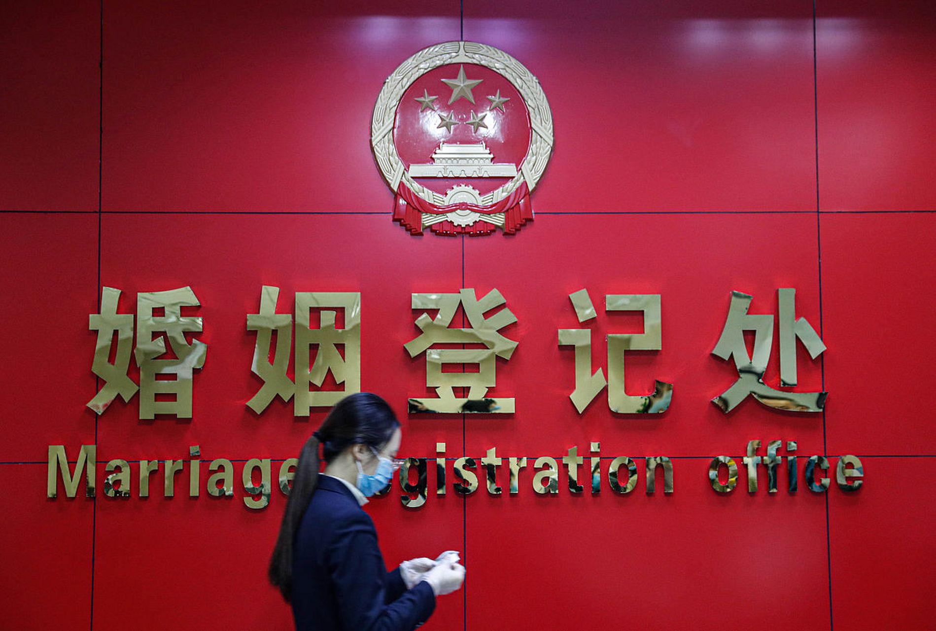 网络上的一段视频,广安市民政局门口,一对夫妻刚办完离婚手续出门,男