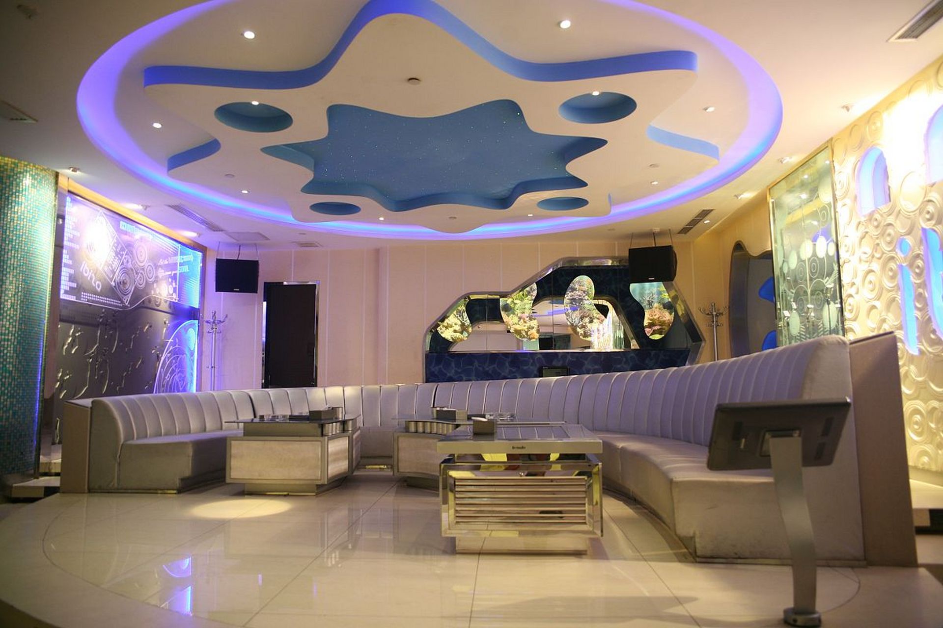 和老公同事去ktv,我坐在老公和一个女的中间,他们的目光在空中相遇,让